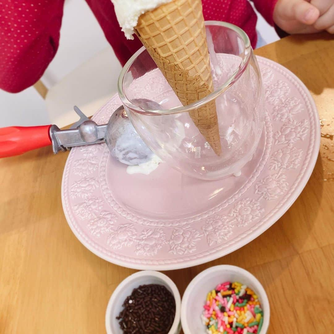 熊田曜子さんのインスタグラム写真 - (熊田曜子Instagram)「I made ice cream with my daughters and ate it.  おうちで本物のアイスクリームを使って アイスクリーム屋さんごっこ🍨 美味しい😋 今日のPM6:00 YouTubeにお腹が空く動画をアップするよ🍗  #icecream #アイスクリーム　#トッピング　#アイスクリーム屋さん　#YouTube #コラボ動画　#お肉のプロ」5月16日 14時29分 - kumadayoko