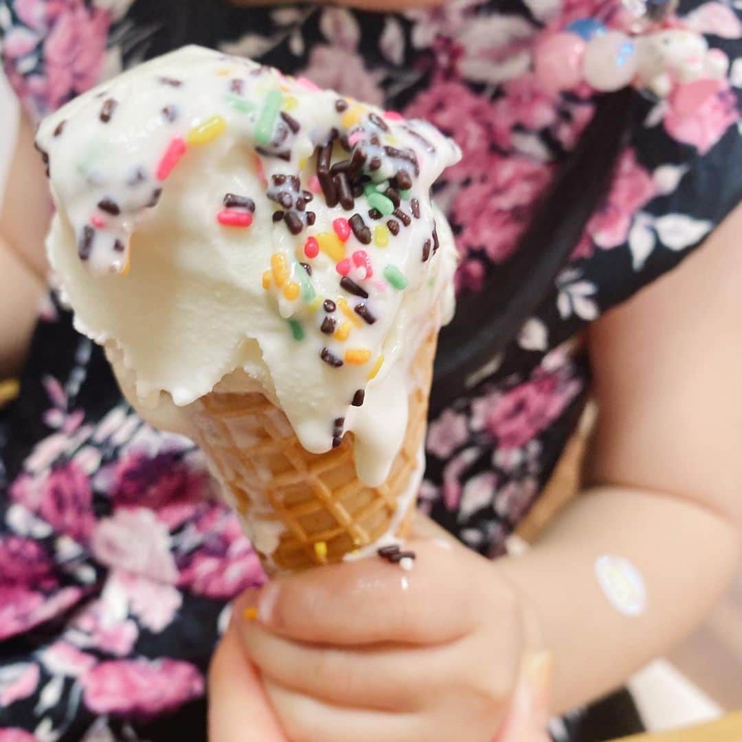 のインスタグラム：「I made ice cream with my daughters and ate it.  おうちで本物のアイスクリームを使って アイスクリーム屋さんごっこ🍨 美味しい😋 今日のPM6:00 YouTubeにお腹が空く動画をアップするよ🍗  #icecream #アイスクリーム　#トッピング　#アイスクリーム屋さん　#YouTube #コラボ動画　#お肉のプロ」