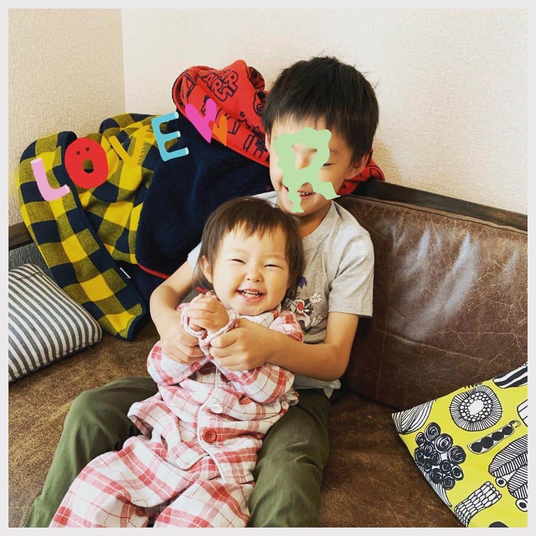 木下あゆ美のインスタグラム：「仲良しで何より😌　　娘はくっくん（長男の名前が言えないw）が大好き。　 ベビーカーを走りながら押したり、抱っこしながら階段をそこそこの速さで降りたりと多少乱暴ではあるけど😑、逞しい娘はなんのその。  次男はまだ泣いたりグズったりするからか、逆に世話を焼く娘。泣いてると頭をヨシヨシ、次男が先に寝ると頭をヨシヨシw。着替えをしないでいつまでも遊んでると着替えを持って行ったり。流石女の子。お世話が好きw。　  #ふざける長男に大爆笑　#面白いらしい　#面白い男が好き？　#くっくんと遊んでる時が一番楽しそう　#ちっちゃいお母さん」