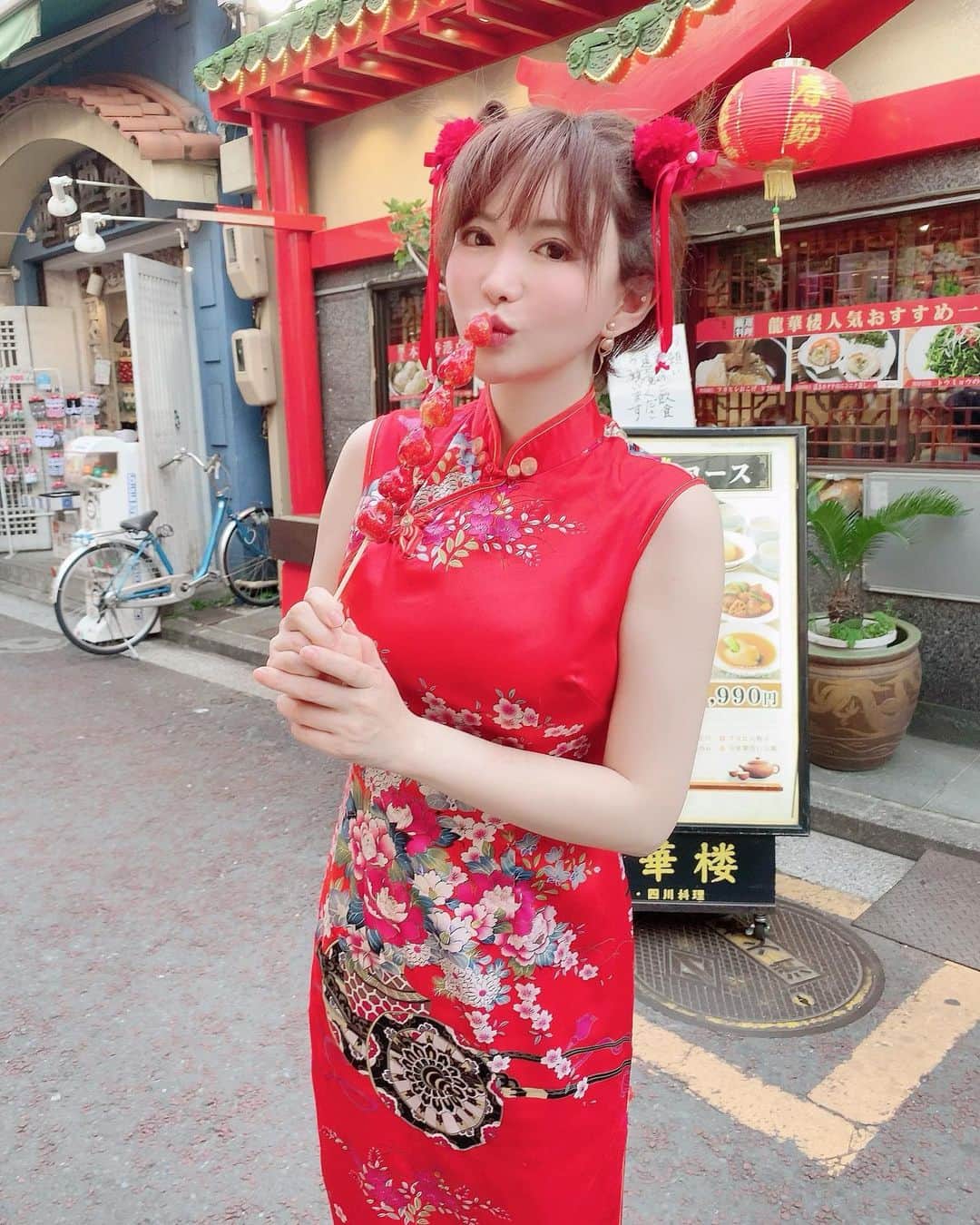 里美ゆりあのインスタグラム：「またすぐ行きたい🐻💕  #横浜中華街 #横浜 #中華 #china  #コスプレ #YouTube #里美ゆりあチャンネル」