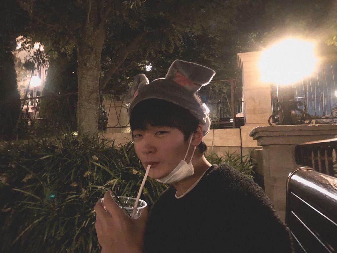 すしらーめん《りく》のインスタグラム：「友達とまたディズニーとか行きたいな〜 #20歳になったぜと浮かれてホットワインを飲みにディズニー行ったら寒いのに冷たいワインしか無くて10分後に腹を壊す俺 #紙ストロー無意識に２秒で噛み砕く俺 #ディズニー」