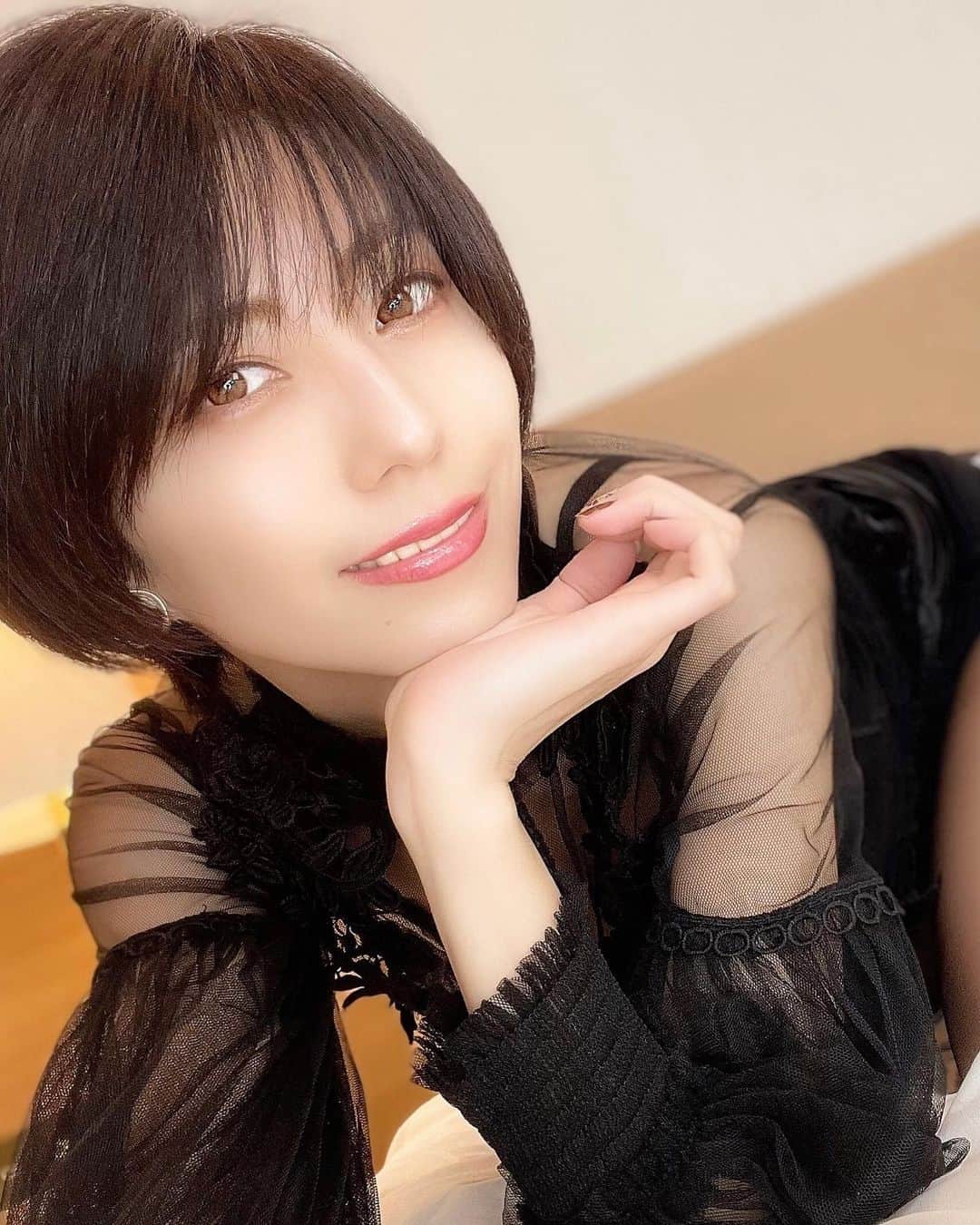 乃亜のインスタグラム：「❤︎ ・ ・ ・  #portrait #shotting #Japanesegir #followme  #selfie #自撮り #インスタグラビア #グラビア #着衣グラビア  #ショートヘア  #セクシーショット  #被写体 #AV女優 #セクシー女優 #痴女優 #痴女 #乃亜」