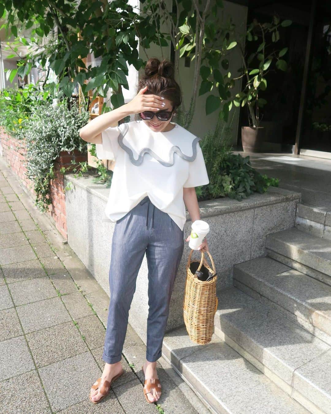 Mai Wakimizuのインスタグラム：「募集していたトップスの名前がついに決まりました＼(^o^)／発表します！その名もピエロトップス！見た瞬間ビビビ！と来ました♡皆さん名付けのセンスが良く、これからも是非募集させてもらえますか？笑 と言うことでこの日はピエロトップスのwhite♡3色の中でも1番スタイリングしやすいカラーです♡ #wakkinstyle#ootd#coordinate#ママコーデ tops:#linkable @linkable_official(今週20日〜予約販売予定) pants:#linkable @linkable_official(近日発売予定) shoes:#hermes sunglasses:#zara」