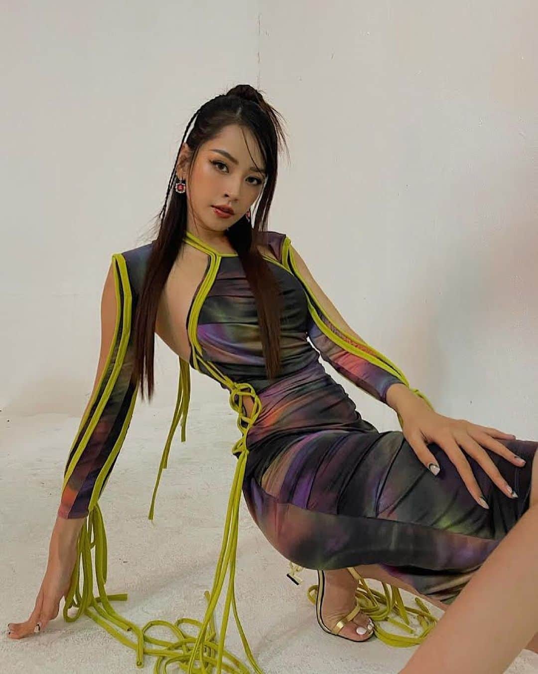 Chi Puのインスタグラム：「My back hurts after those poses. “Double tap” to show support 😆😅」