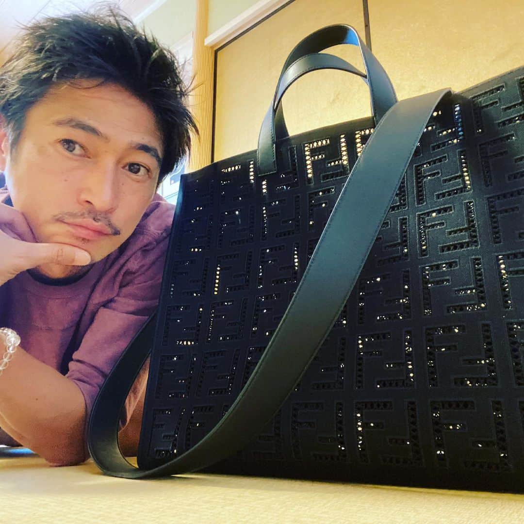 窪塚洋介のインスタグラム：「42歳も"最高"を更新しながら 元気に豊かに 楽しくやってゆきます^ ^  誰よりも早く誕プレ送ってくれた @fendi さん始め、改めて家族、仲間、たくさんの方々からのお祝いのメッセージやプレゼント(酒多めw)に感謝します🙏　 今日も幸せです〜。 いつも腸と心に🌞を」