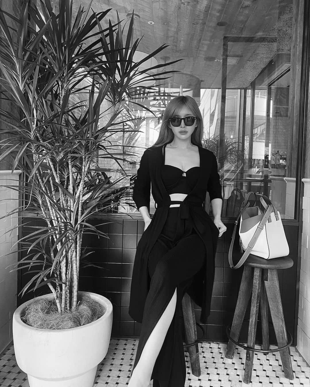 小原優花のインスタグラム：「昨日のコーデ🌿🖤 ゆるいリラックス感と女性らしさの絶妙なコンビネーションがお気に入り🥰  大好きな3ピースのセット今Spring Saleで40%オフです💓🙆‍♀️ ▽  @iral_official   #iral #アイラル #apparel」