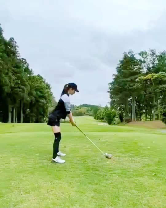 西山真以のインスタグラム：「* 久しぶりのゴルフ⛳️ たまたま動画を撮ってもらったこのホールは奇跡的な美しい流れでパー✨ 大体が悔しいんですが🥲笑、 こういう瞬間が堪らないからゴルフは楽しい👏🏻🤍  #golf」