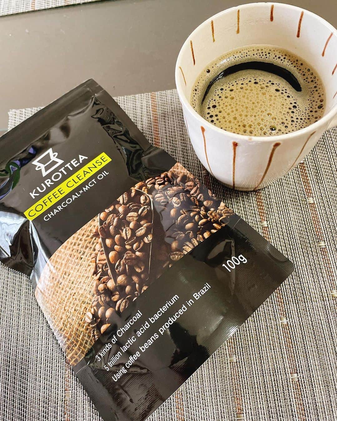 南真琴さんのインスタグラム写真 - (南真琴Instagram)「. . コーヒー大好きで毎日飲むから クレンジング効果もあるクロッティーコーヒーに変えてみました☕️ 炭が入ってるけど、スッキリしてて飲みやすい💓 毎日の習慣に取り入れるだけだから続けられそうー！ . #kurotteacoffee#kurottea#クロッティー#チャコールコーヒー#チャコールコーヒーダイエット#ダイエット#コーヒー#炭系ダイエット#腸内環境正改善#乳酸菌」5月16日 17時00分 - makoto666_