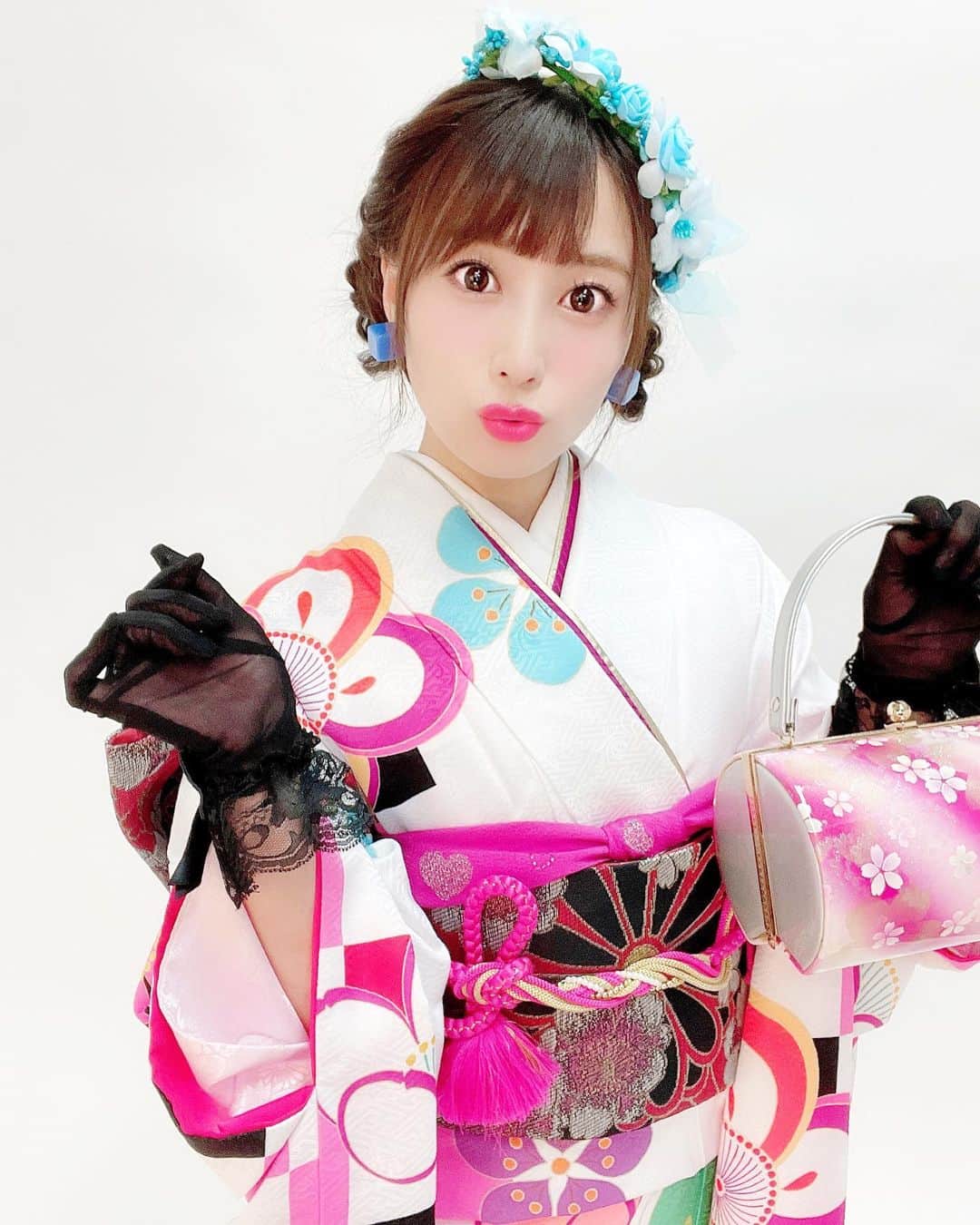 初川みなみさんのインスタグラム写真 - (初川みなみInstagram)「明日5/17(月)の21:00〜0:00は FANZAライブチャットするよー！ 最初の30分間は無料だよ☺️ 覗きにきてね❤︎いっぱいコメントしてね🥰  当日はこちらから💁‍♂️ https://www.dmm.co.jp/live/chat/-/event-room/=/character_id=881640/event=7014/  #着物#振袖」5月16日 17時19分 - hatsukaw_aminami