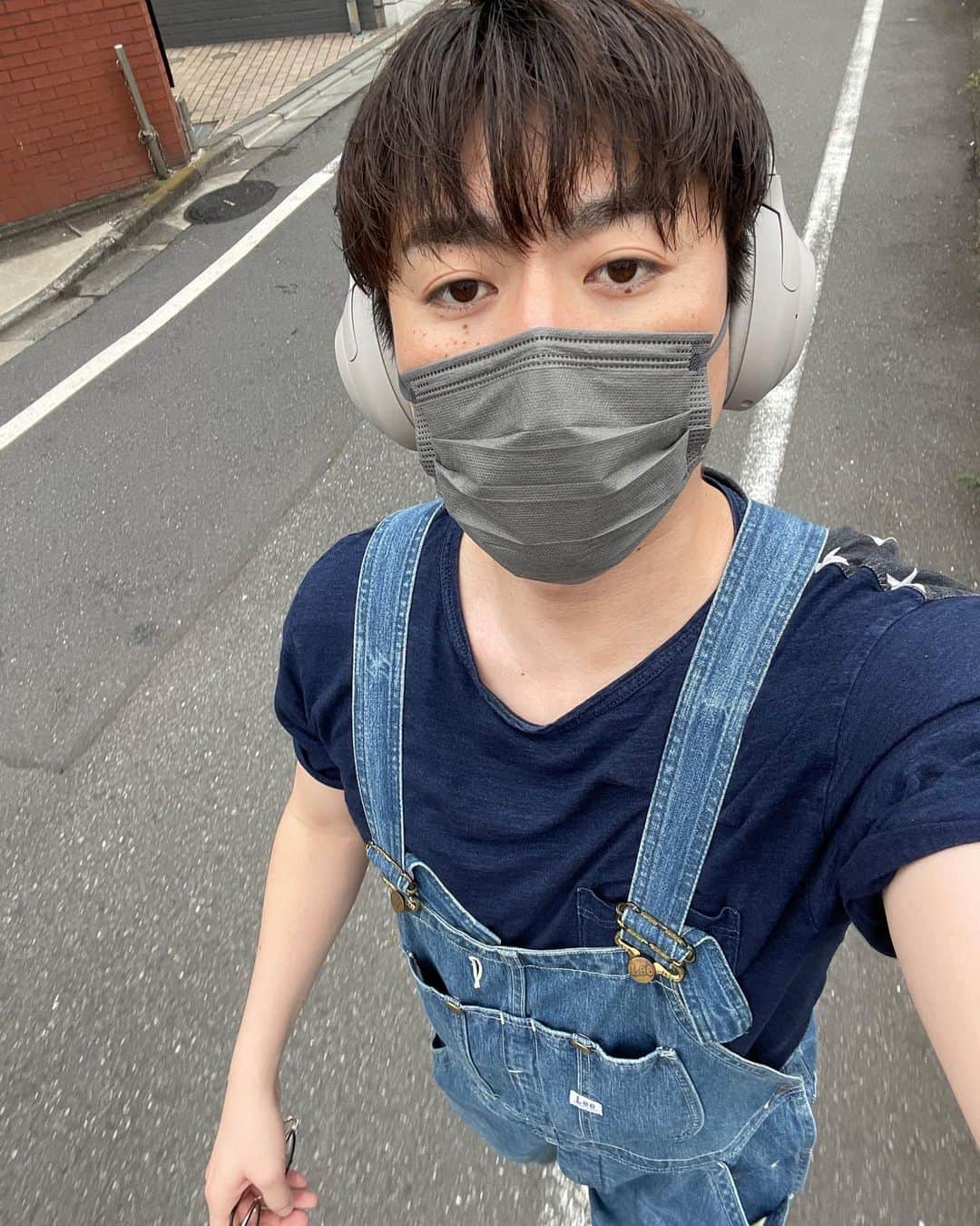 寺川俊平のインスタグラム：「* 仕事終わりの帰り 涼しくて気持ちが良かったので ３駅分くらいお散歩した。 慣れない自撮り。 はい、ボケた。 うん、向いてない。 もうしません。  #投稿すること #ないんだよなあ笑」