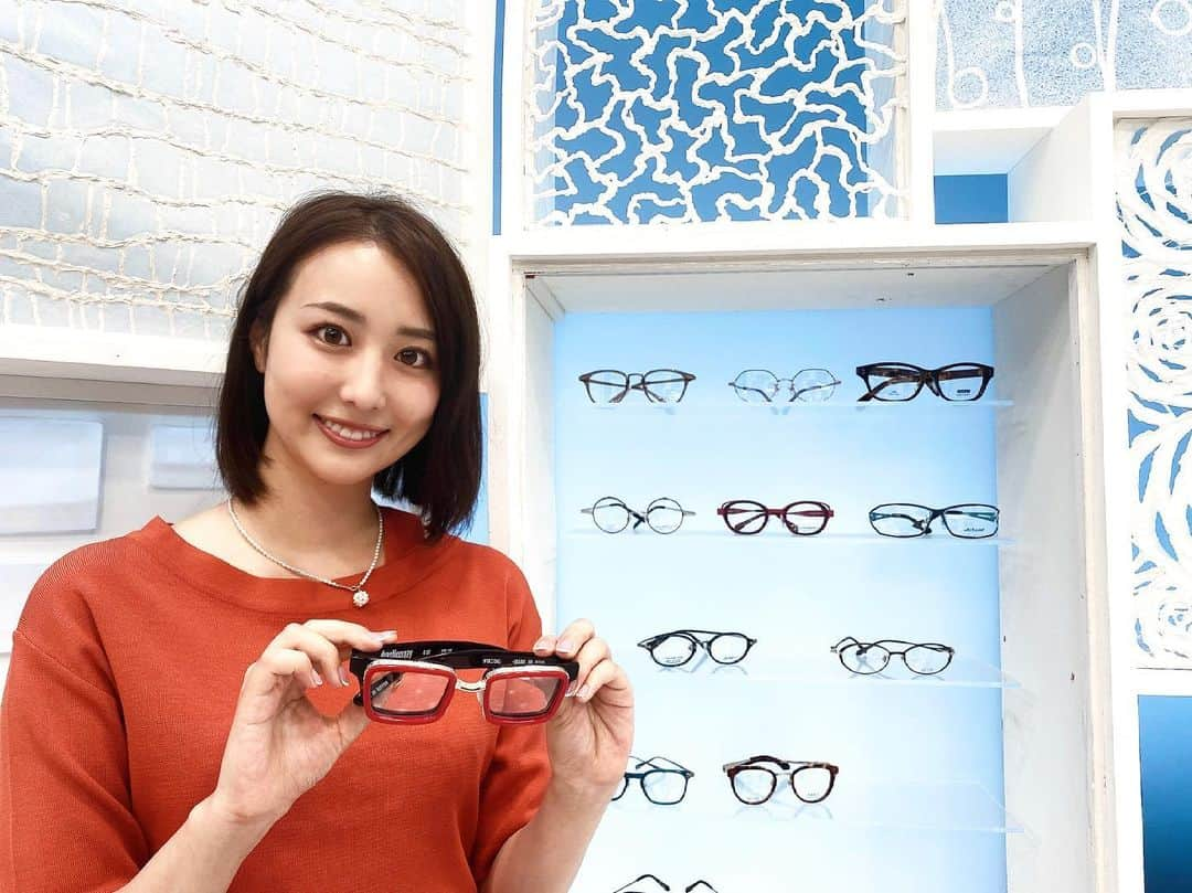 中道詩織のインスタグラム：「タイムリーふくいのスタジオセット、後ろには鯖江特産の眼鏡！☺️👓  来週もぜひご覧ください。  #タイムリーふくい #福井テレビ #福井テレビアナウンサー」