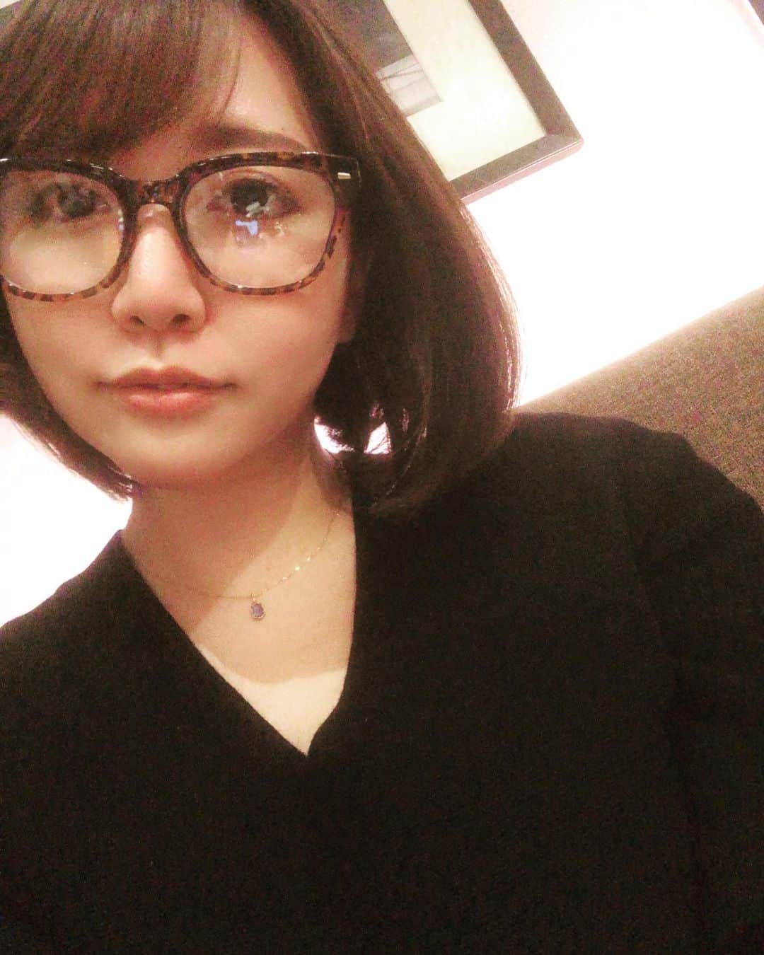 ちゃんまいのインスタグラム：「・ ・ こんな日もあります👓 ・ ・ #ベッドイン　#japanese #sexy #idol #👓」