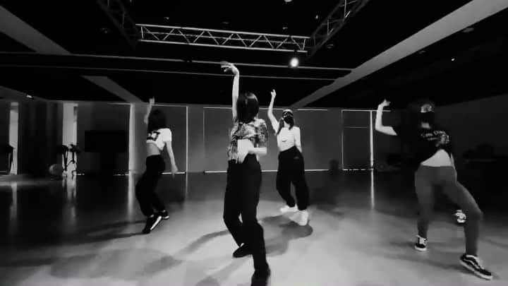 のインスタグラム：「ダンスレッスン。 #誰か踊り始めに何だっけって言ってるのがおもしろい」
