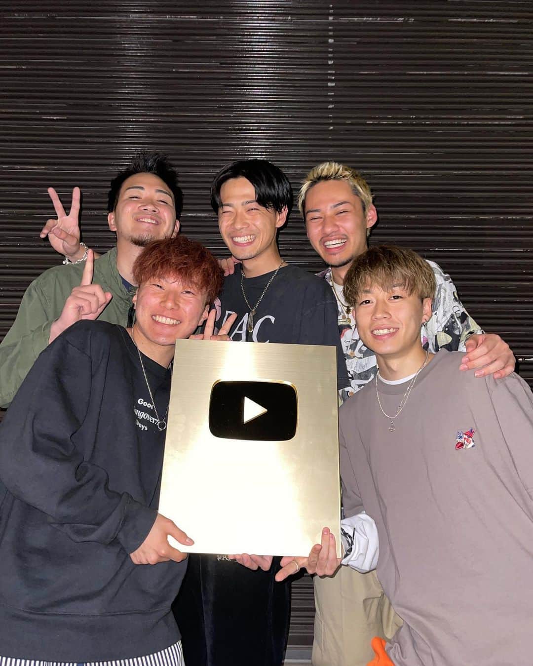 ゆうまのインスタグラム：「やまと誕生日おめでとう🎁 鈴木さんの誕生日はなんだか節目って感じがしますね^_^ 何年も5月15日には同じ感じの動画が出るのが楽しみエス 僕は多分黙々と頑張ることしか取り柄のない社畜体質人間なので、一般企業に就職してたと思うと怯えるっすよ。 自分の良さを最大限に引き出してくれる場所がYouTubeだと思います。 ここまで人生に色がつく場所も僕にとってはYouTubeだと思います。 誘ってくれてありがとうございやす。 黒より黒い漆黒の企業コムドット。 楽しいっすよ社長。  チェス。」