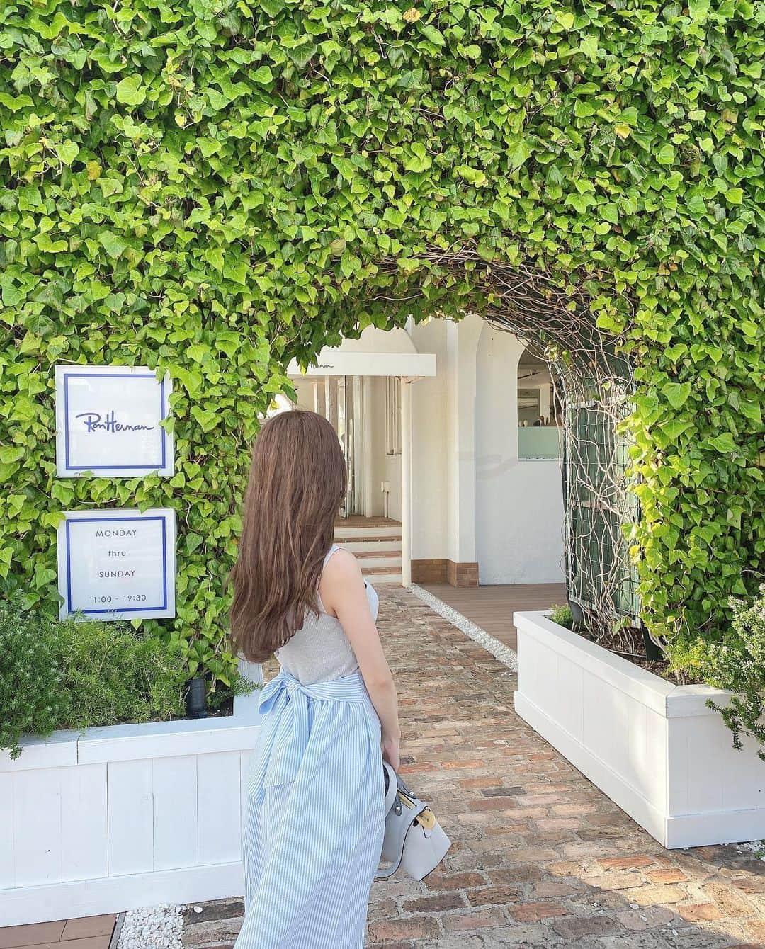 Isakoさんのインスタグラム写真 - (IsakoInstagram)「『MALIBU HOTEL 』 at リビエラ逗子マリーナ💠🤍 @riviera_zushi_marina  　 まるで海外にいるかのような非日常を体験できるリビエラ逗子マリーナ🐟 　 マリブホテルも、LAマリブで人気の日本初上陸のレストラン『MALIBU FARM 』もとっても素敵でした💠 　  　 マリーナの雰囲気に合わせてちょっぴりカジュアルな大人綺麗目コーディネートを👗 ワンピースは @dinoble_official のバックリボンフレアワンピース🎀ニットトップス部分がグレー、スカート部分が水色ストライプでカジュアルなのにお上品なワンピースです🤍 　 　 久々に海を見ました🏖 見ているだけで癒されますね☺️  　 ワンピース　@dinoble_official  バック　@fendi  サンダル　@chloe          #逗子#逗子カフェ#逗子マリーナ#リビエラ逗子マリーナ#マリブ#マリーナ#鎌倉カフェ#鎌倉ランチ#鎌倉観光#鎌倉デート#fendi#fendibag#chloe#chloè#dinoble#ディノーブル 　  (お仕事でお邪魔しました💠)」5月16日 18時49分 - ichaaako