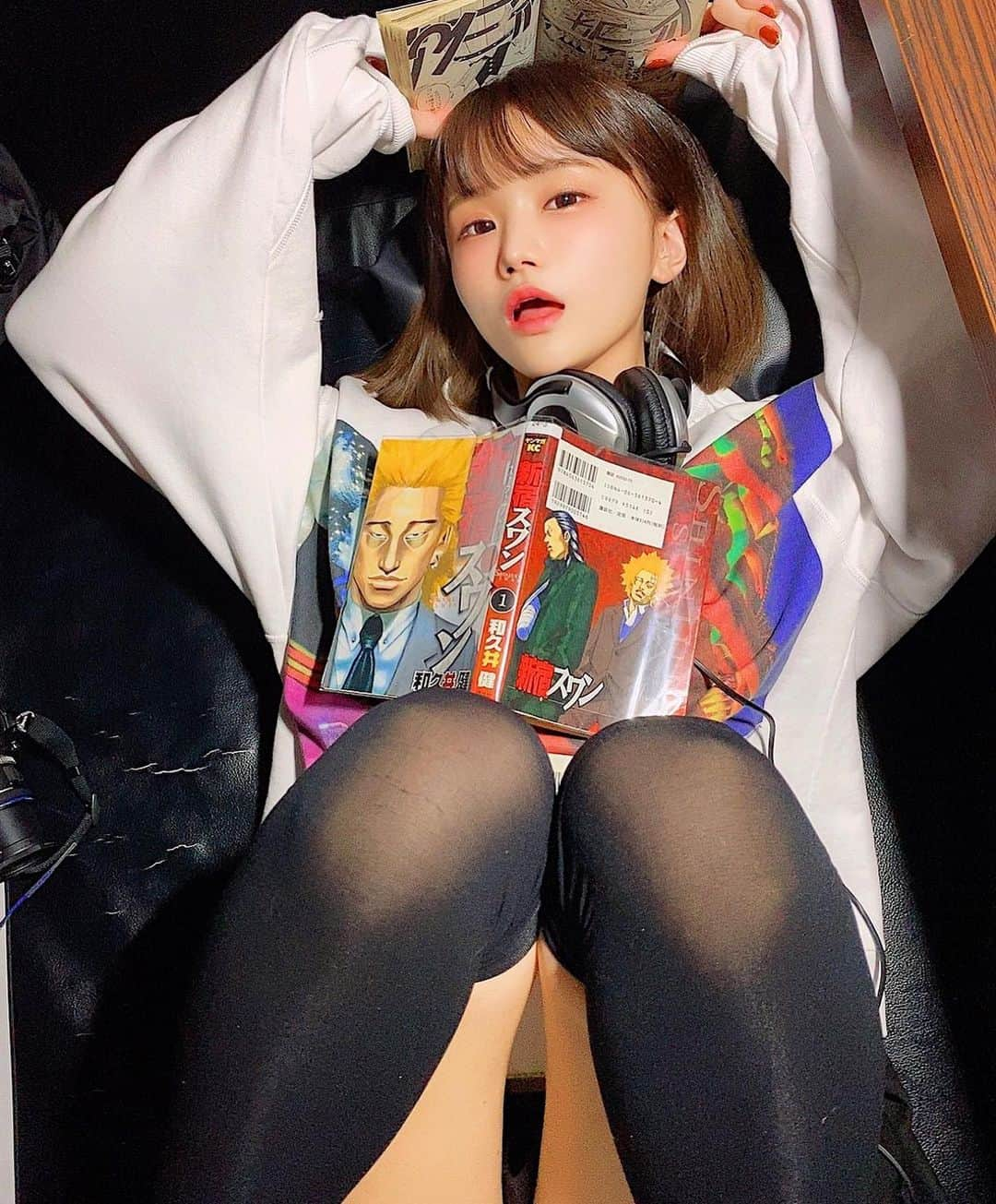 みもれもんさんのインスタグラム写真 - (みもれもんInstagram)「Hello~! I read manga at an internet cafe today!  I'm reading a dress!  Do you know any works in Japanese manga? ❤️🧠🔥 ・ こんにちは〜👼🏻𓈒𓂂𓏸🧠 いつもスマホで漫画を読むんだけど 今日は久しぶりにネットカフェに 行って来ましたぁ〜〜⊂( ・ ̫・ )⊃三📕💉 手に持ってるのはONEPIECE🤤✌️ (新宿スワンとかウシジマ君とか何か そーゆーのが好きです🤤w) みんなは、好きな漫画ってぁりますかぁー？？🤤💘 ・ ・  #mimoremon #camera #Japan #fashion #japanese #2021 #みもれもん #インスタグラビア #ショートヘア #ボブ #黒髪 #カメラ #日本女孩 #大人女子 #一个人生活 #日本女孩 #漫画 #漫画喫茶 #新宿 #インターネットカフェ #マンガ」5月16日 18時51分 - mimore_mon0929