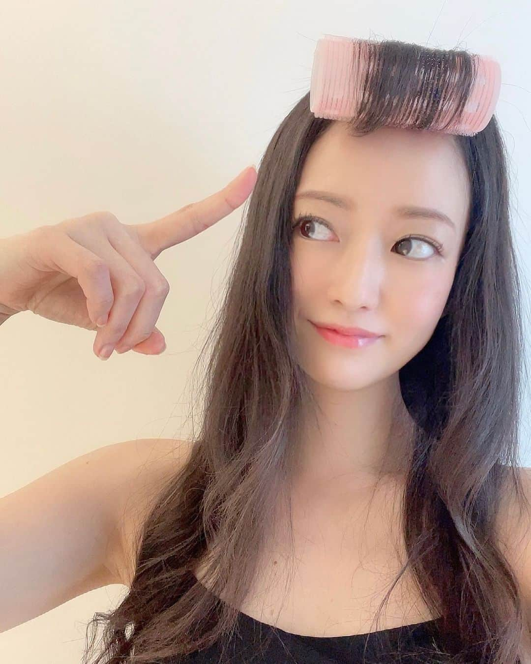 吉山りささんのインスタグラム写真 - (吉山りさInstagram)「💋吉山りさの  勝手にオススメ美容アイテム🥰  今日は 『100円 カーラー』 💎   これもうリピート4回目💕  ドライヤーで温めると  カーラーに熱が伝わってセットしてくれるの😍  もちろんドライヤーなしでも使える❣  ロケの時  新幹線でこれつけてたら  国内外の方に何度も見られました😎 🚄🚅  大きさも2種類あるよ💓   #勝手にオススメ美容アイテム   #吉山りさ #モデル  #フリーモデル  #フリーランス  #美容  #プチプラ  #プチプラコスメ   #カーラー  #100円  #100均  #リピート  #リピートコスメ  #ヘアアイテム  #ロングヘア #ヘアアレンジ  #アラフォーママ  #アラフォー #40代  #シングルマザー   人生まだまだ楽しみます💗」5月16日 18時52分 - oreorerisa