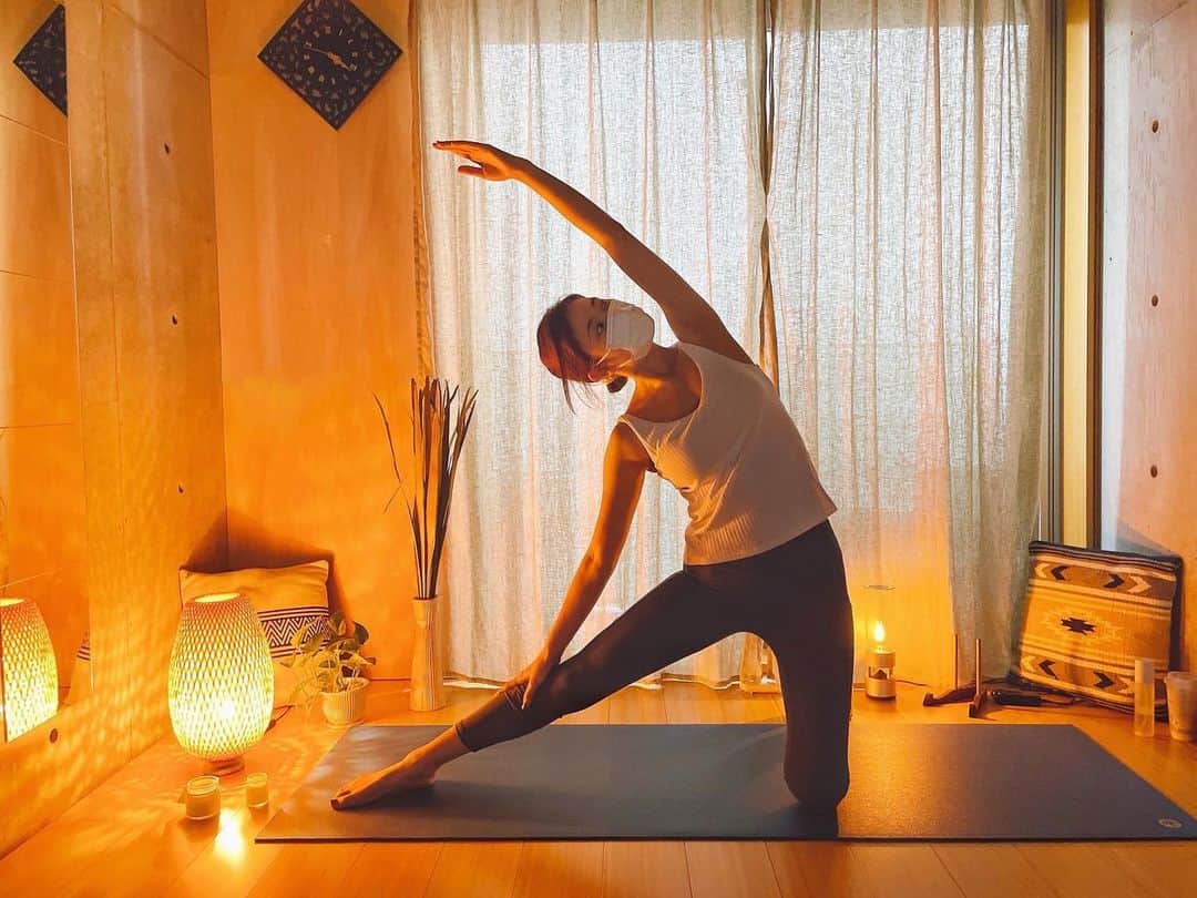 多岐川華子さんのインスタグラム写真 - (多岐川華子Instagram)「かんぬきのポーズという名前だそうです🧘‍♀️ 体側を伸ばし、体幹も強化できる気持ちの良いポーズです。  ちなみに、 かんぬき、、？と疑問に思って調べたら 扉や門を閉めるときに使う横向きの木の事だそうです。 なるほどっ。  @laughyoga_studio #yoga #プライベートヨガ #マンツーマンヨガ #ヨガ #かんぬきのポーズ #はなこヨガ2021」5月16日 19時16分 - hanako__official