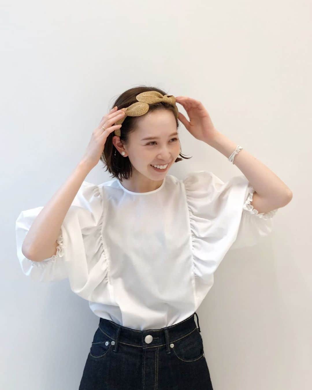はれこのインスタグラム：「📱🐥 . 質問コーナーにお付き合いくださりありがとうございました😭♡ 数えてはいないのですが、 スクロールする感じから今までで一番質問数が多かったのではないかと🥺！！ . スキンケア、日焼け止め、ベースメイクなど コスメ系の質問が一番多かったです🐥🪞 美容系の内容は、 (#はれこ美容まとめ)に投稿しているので、 今使っているものはこちらでチェック出来ます✔︎ 頻繁にメーカーなどは変えないのですが、 (気に入ったらずっとリピートする派) 新しいものを買ったときは 都度投稿していますので参考に🥰 . 次に甘いものについての質問が多かったです🍰 あんみつやあんみつ以外やお取り寄せについてなど🍨 最近はタルトタタンが気になっています🍎 . 同じ質問内容の方は出来るだけ ぺたぺたまとめたかったのですが貼りきれず、、 そして全部には答えられず、、 いつもすみません😭 またやりますね🐣 . . tops🪞 IENA no21051900412020 ボリュームスリーブクルーネックブラウス . hair accessory🪞 Jennifer Ouellette(ジェニファーオレット) no21091910049810 STRAW HEADPIECE ¥13,000+tax 6月上旬入荷予定 . . #iena #イエナ #baycrews #ベイクルーズ」