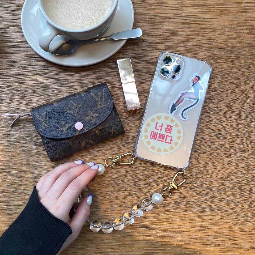 ひよんのインスタグラム：「📷💛 ㅤㅤㅤㅤㅤㅤㅤㅤㅤㅤㅤㅤㅤ 映えってむずかしい🤔🤔🤔 いつも確認してもらってるから、 確認がないとこれでいいのかわからなくなる🤣 この前すこし上達したと思ってたのに、、😨笑 ㅤㅤㅤㅤㅤㅤㅤㅤㅤㅤㅤㅤㅤ 🌟お財布はオンマがひよんのお誕生日の時に プレゼントしてくれたもの👛❤️  🌟snidel beautyのリップは唇のケアもしてくれて 色もついてくれる優秀すぎるリップ💄 ほぼ毎日バッグの中にある☺️  🌟iPhoneケースは @9unq.official のもので、 バッグみたいに持てるしケースがクリアだから シールとか入れて楽しんでる🥰🥰 ㅤㅤㅤㅤㅤㅤㅤㅤㅤㅤㅤㅤㅤ #ひよん」