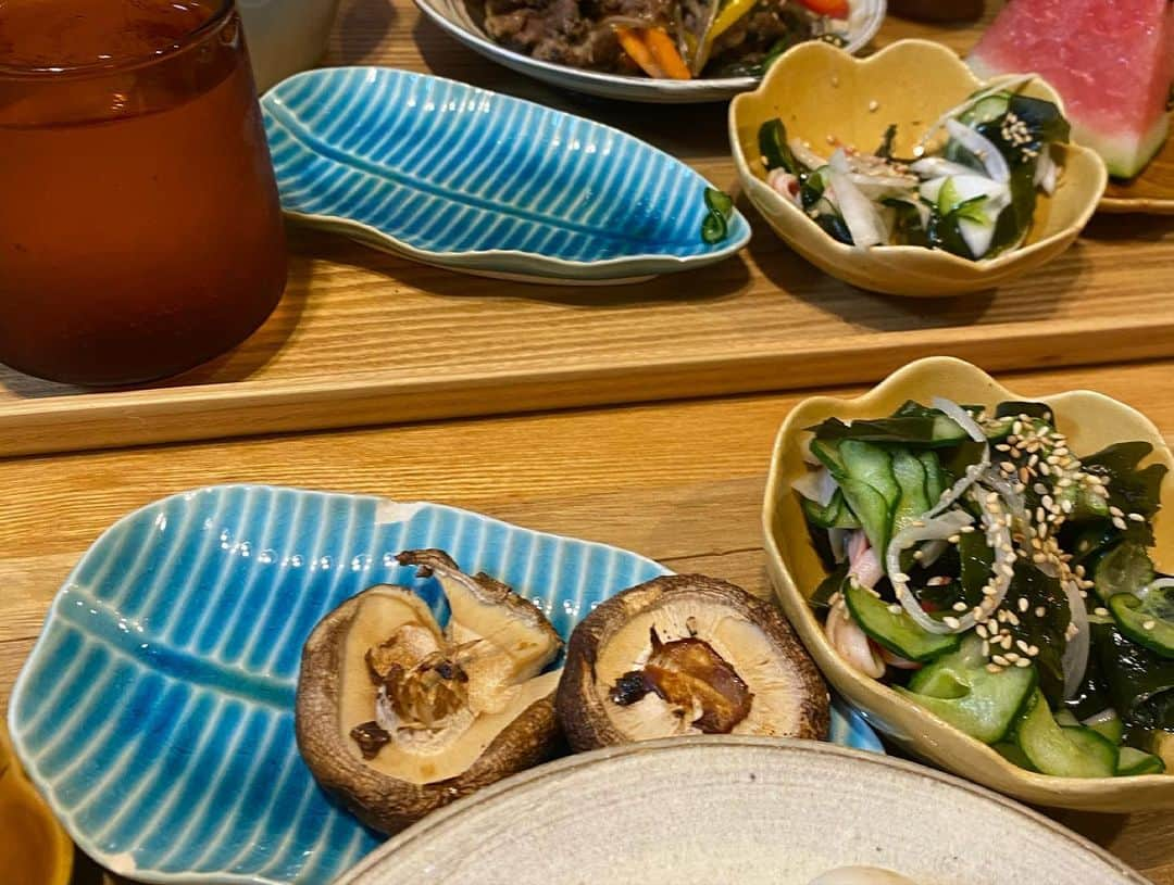 クロさんのインスタグラム写真 - (クロInstagram)「昨日の晩御飯👩🏽‍🍳🤍﻿ ﻿ ✔︎チャプチェ（うずらの卵が意外に美味）﻿ ✔︎玄米（アマランサス,スーパー大麦入り）﻿ ✔︎玉ねぎ、わかめ卵スープ﻿ ✔︎キュウリ、わかめ、玉ねぎの酢の物﻿ ✔︎しいたけ焼き﻿ ✔︎スイカ🍉﻿ でした！！﻿ ﻿ ※夫の一気にスタートから椎茸3つ行く神経全く理解できねえ！そんなに好きなら…と一つあげたよね最後﻿ ※チャプチェメチャクチャ美味しかったし牛肉貴重なのに、チャプチェもスープも作りすぎて、絶対食べないと思ってかなり実家にあげたし、なんかご飯の時は残しまくったのに、寝る前にメチャクチャお腹すいてチャプチェのほんの残り食べて飽き足らず、スイカ食べまくって、ハーゲンダッツ少し食べて、最後スッパムーチョまでいったったのまじわろす。﻿ ﻿ 詳しいレシピなどはブログに書いてます✍🏽✍🏽﻿ ﻿ #夫は酢の物が好き #定食ご飯 #おうちごはん #自分のご飯食べたくない隊 #ご飯作りのスイッチの入れ方すぐ忘れる隊 #定食ご飯 #今日の晩御飯 つくりおき食堂まりえ #お家ごはん #おうちごはん #時短ご飯 #dinner #簡単レシピ #レシピ #電子レンジご飯 #時短レシピ#yummy #delistagrammer #homecooking #tokyo #japanesefood #instafood #foodstagram #クロリサ的自炊 #おうちご飯 #クッキングラム #晩ごはん #instagood #instalike #tokyo #可愛い #大好き」5月16日 19時36分 - kuro_risa