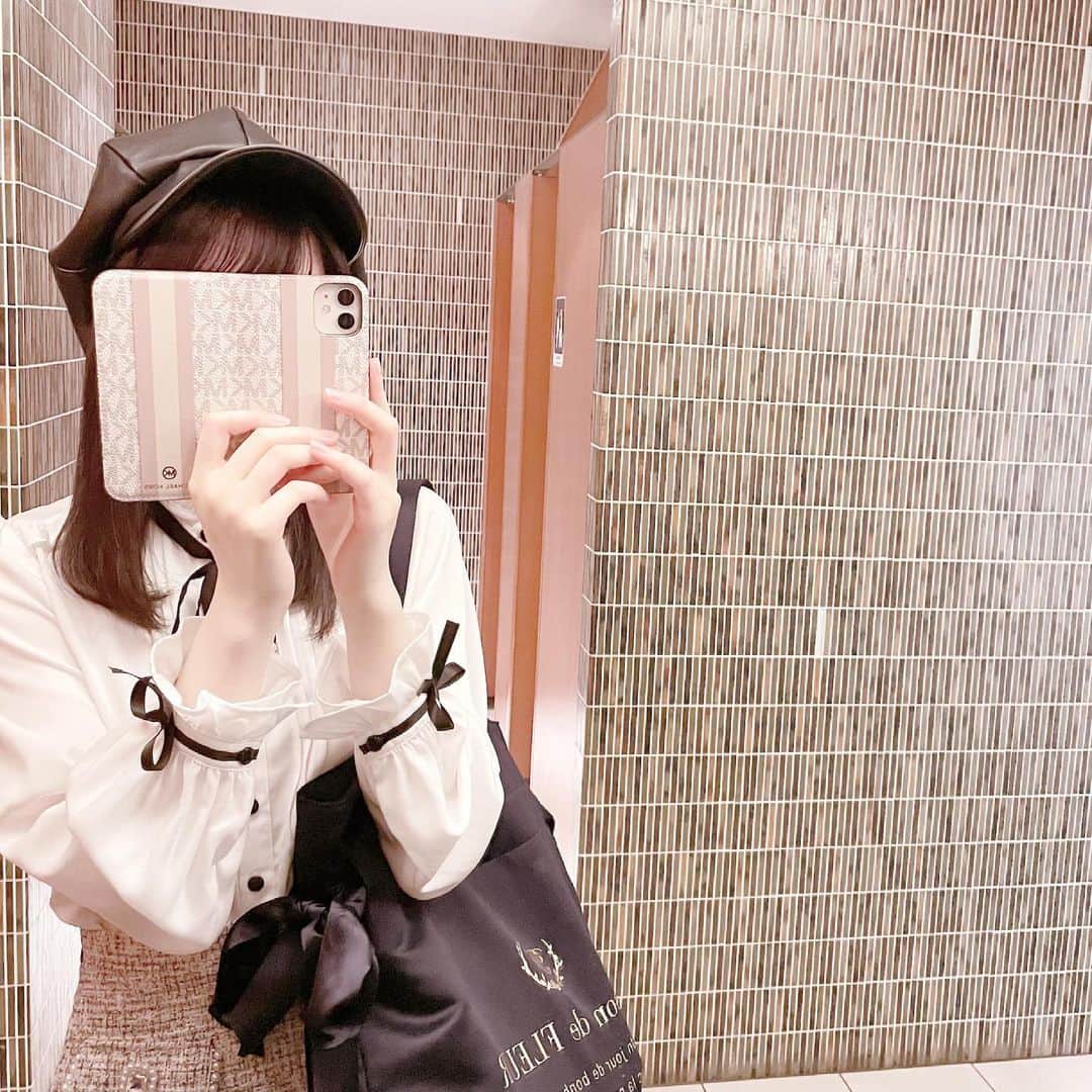 加藤咲希のインスタグラム：「コメ返する₍՞ ̳ ̫ ̳՞₎ . #加藤咲希 #かとぅ #かとっこ🐱🌸 #かとかめら☺︎ #michaelkors #スマホケース #量産型ヲタク #量産型コーデ #量産型 #量産型オタク #雰囲気 #雰囲気好きな人いいね #雰囲気推してください #雰囲気女子 #04line #04 #05 #jk #jk2 #sjk」