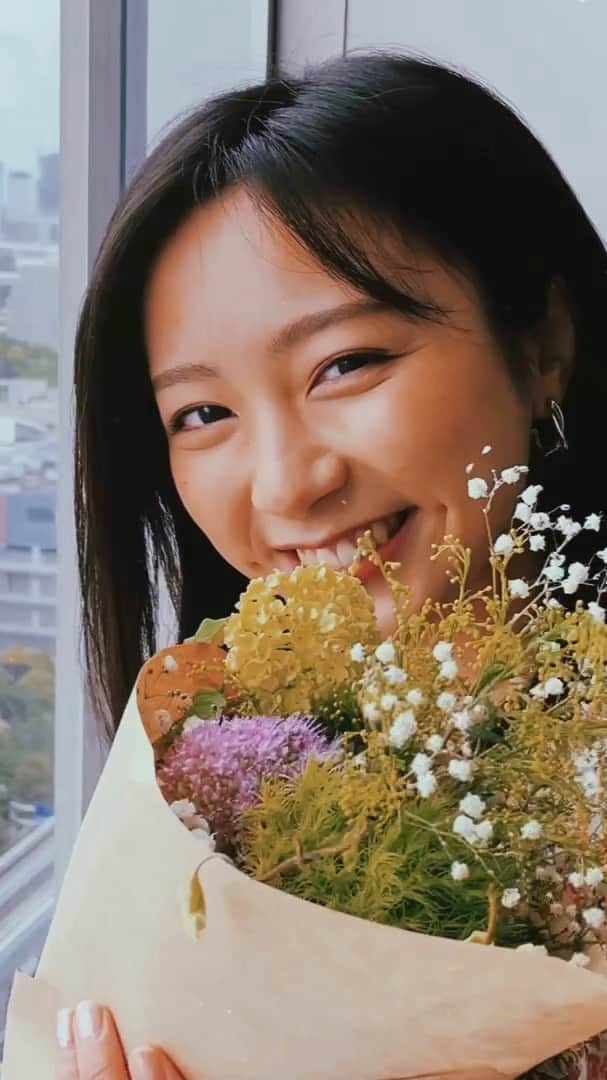 フジテレビアナウンサーのインスタグラム：「Vo&Gt 佐久間みなみ Ba 生田竜聖 Key 山﨑夕貴 Dr&Mix 藤井弘輝  まだまだステイホームが続く中、Dynamiteに続く楽曲が完成しました！ 今回も、それぞれの自宅からリモート演奏した音を藤井アナがMIXしています。  そして！ようやくバンド名が決まりました！！ メンバーそれぞれの頭文字を取って、 THE FIYS(ザ・ファイズ)です。 良かったら覚えて下さい！  ちなみに今回のMVの編集は、山﨑が担当しました。佐久間アナの魅力全開なMVになってます！　  #THEFIYS #フジテレビ #アナウンサー #Band #佐久間みなみ @sakuma_minami  #生田竜聖 @ryusei_ikuta  #山﨑夕貴 #藤井弘輝 @fujii_koki_cx  #ドライフラワー #バンド名決定会議の様子は #FODアナマガ #フジアナのいろイロ」