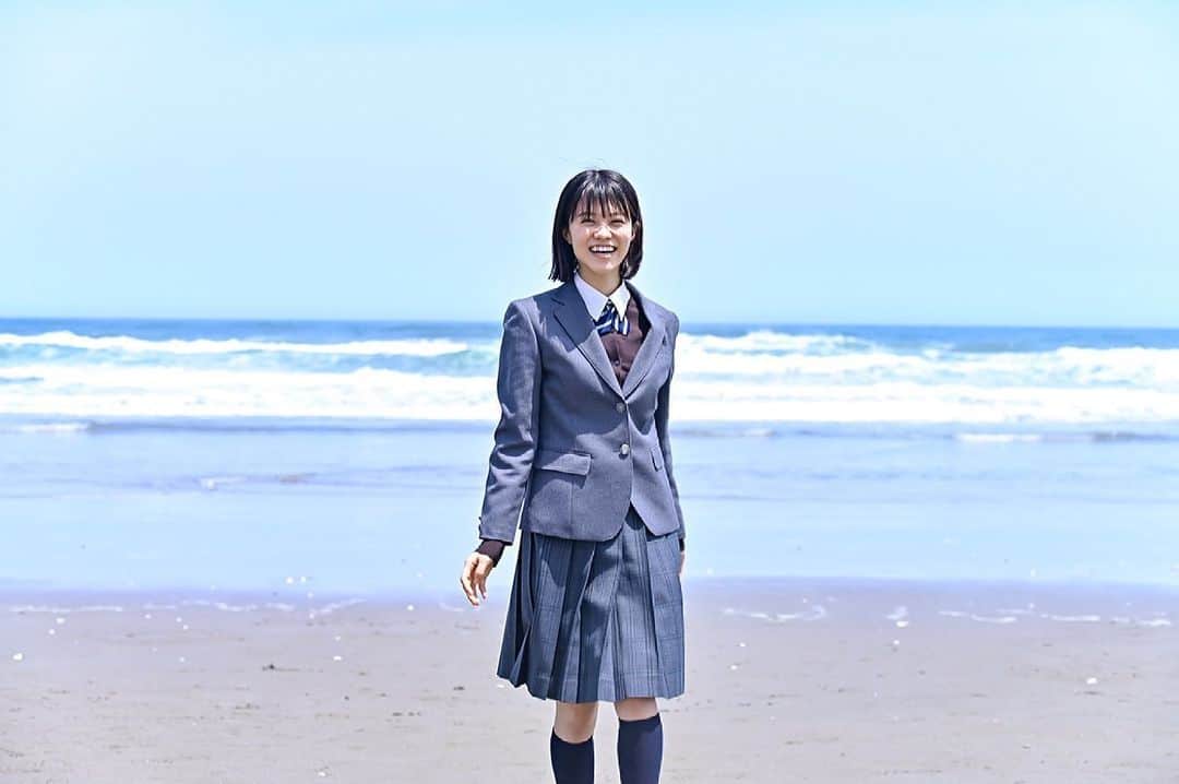 志田彩良のインスタグラム：「・ 日曜劇場「ドラゴン桜」第4話 今夜9時〜放送です！ 是非ご覧ください🌸  撮影の合間にスチールの長谷川さんが撮って下さった オフショット！海がとっても綺麗でした！！」