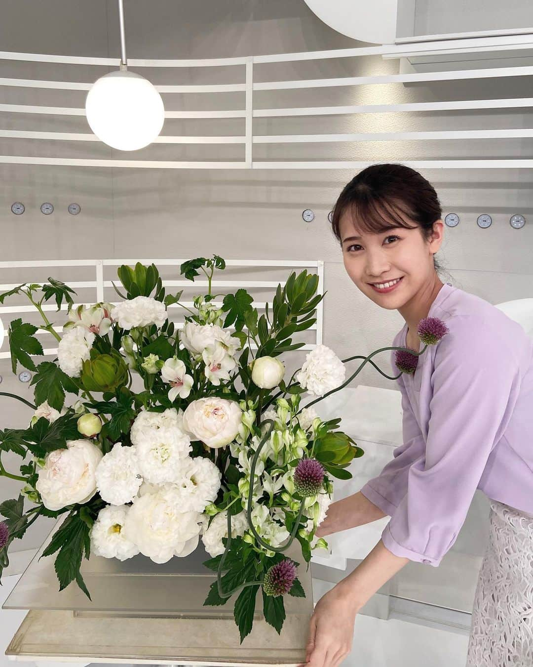 島津咲苗さんのインスタグラム写真 - (島津咲苗Instagram)「街中な紫陽花の蕾を見て「梅雨も近いな〜」なんて思っていたら、梅雨入りの発表、びっくりしました😳  アップ、先週のスタジオには 真っ白な芍薬の花が。品がありますね✨ . . . #メーテレ #アップ #アナウンサー #島津咲苗 #はなすたくだらむ #花すたぐらむ #芍薬 #フラワーアレンジメント @posy_fleur_atelier  #東海地方 #梅雨入り #梅雨」5月16日 20時12分 - sanae_shimazu