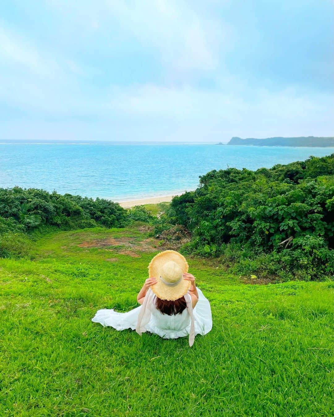 石井里奈さんのインスタグラム写真 - (石井里奈Instagram)「こんばんは🧡✨ . 今夜は石垣島の2大お勧めインスタ映えスポットをご紹介🏝⛱ ずっと続いた沖縄編も終盤です🌺 . ①荒川橋の下にある知る人ぞ知る滝スポット まさにターザンの主人公になれる気分になれるようなザ自然を全身で感じられる場所🥰❤️ 滝の音がまた癒される🎵 . デジタルデトックスできる素敵な場所でした🧡✨ . ②ヘリポート発着場周辺 高い丘のから綺麗な海と広大な緑を眺められる✨フォトジェニックで可愛い写真が撮れちゃいます📸 . 最後は飛行機の上からの写真をおまけに🏝本当に海がとっても綺麗🥺 . 明日からも頑張っていきましょう❗️ . #石垣島 #石垣島観光 #ishigakiisland #ishigaki #インスタ映えスポット #ターザン #tarzan #bikini #ビキニ #水着 #デジタルデトックス #キャンプ #camp #滝 #waterfall #川 #川遊び #沖縄旅行 #沖縄 #okinawa #森林浴 #自然 #自然が好き #インスタ映え #nature #ヘリポート #丘 #グランピング #グランピングキャンプ #キャンプ女子」5月16日 20時21分 - ri7tin1025