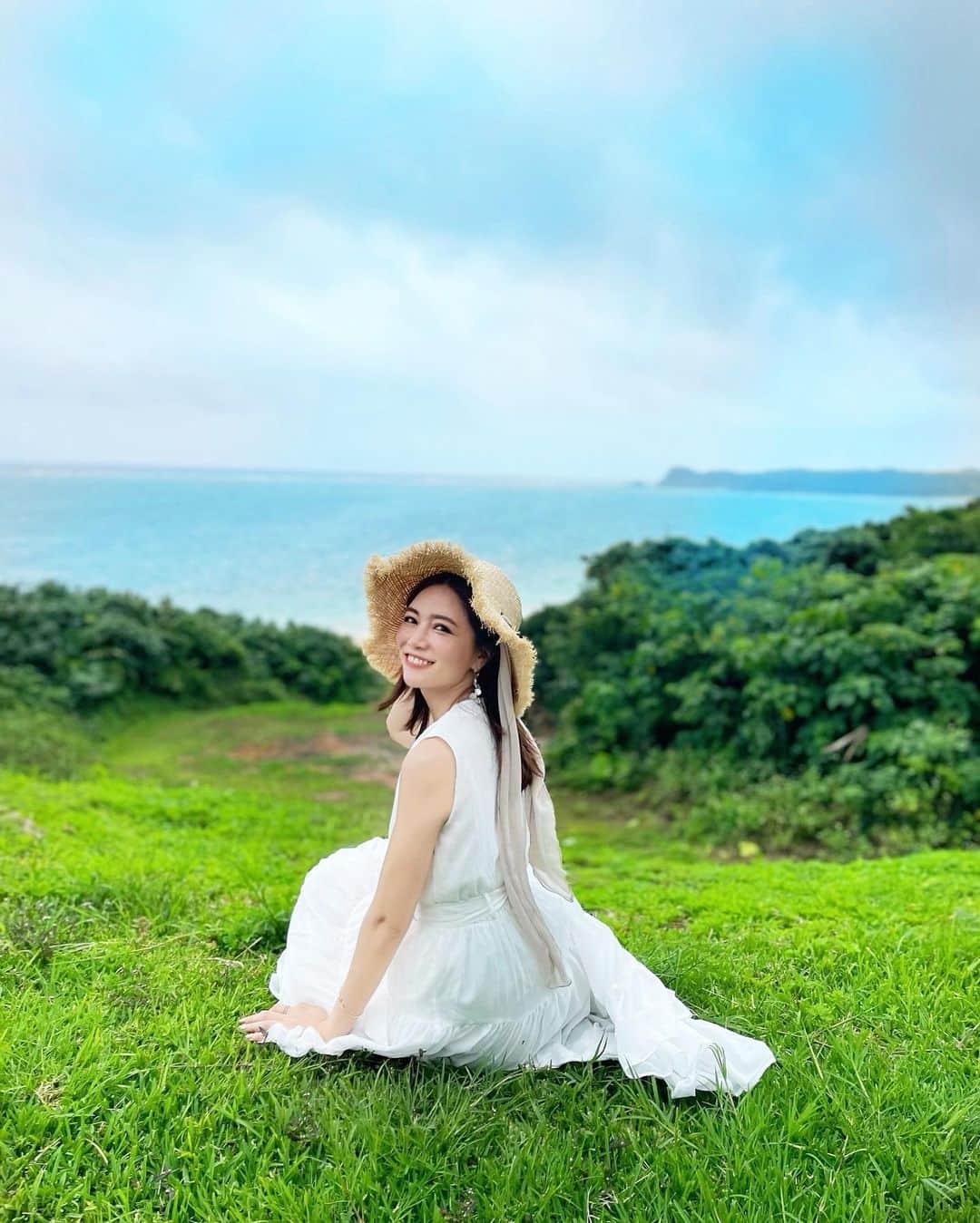 石井里奈さんのインスタグラム写真 - (石井里奈Instagram)「こんばんは🧡✨ . 今夜は石垣島の2大お勧めインスタ映えスポットをご紹介🏝⛱ ずっと続いた沖縄編も終盤です🌺 . ①荒川橋の下にある知る人ぞ知る滝スポット まさにターザンの主人公になれる気分になれるようなザ自然を全身で感じられる場所🥰❤️ 滝の音がまた癒される🎵 . デジタルデトックスできる素敵な場所でした🧡✨ . ②ヘリポート発着場周辺 高い丘のから綺麗な海と広大な緑を眺められる✨フォトジェニックで可愛い写真が撮れちゃいます📸 . 最後は飛行機の上からの写真をおまけに🏝本当に海がとっても綺麗🥺 . 明日からも頑張っていきましょう❗️ . #石垣島 #石垣島観光 #ishigakiisland #ishigaki #インスタ映えスポット #ターザン #tarzan #bikini #ビキニ #水着 #デジタルデトックス #キャンプ #camp #滝 #waterfall #川 #川遊び #沖縄旅行 #沖縄 #okinawa #森林浴 #自然 #自然が好き #インスタ映え #nature #ヘリポート #丘 #グランピング #グランピングキャンプ #キャンプ女子」5月16日 20時21分 - ri7tin1025