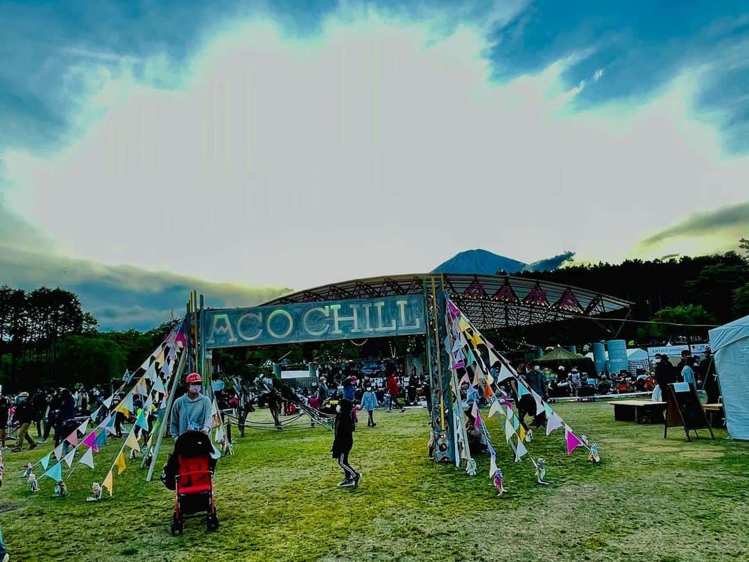 善し のインスタグラム：「ACO CHILL CAMP2020-2021  無事に終わりました。  このコロナ禍になってからの初めての音楽フェス、音楽LIVEでした。  僕らが出演するという形で見れたのも嬉しい限り。  ずーーっと音楽をLIVEで見てなくていつか見る時大きな音が耳から体に入ってきたら泣くのだろうな、ぃゃ絶対泣いてしまう。と思ってました。  1日目トップバッターのケロポンズさんの『虹』で抱っこする3歳息子が耳元で小声で歌った時に号泣。  この1年と少しのいろんな思いがぐるぐると駆け巡りました。  会場を歩いていてフェスの光景が目に飛び込んでくるだけで現実とは思えない夢心地。目の前で家族の方々が笑ってる幸せな姿も感動。まだ完全では無いけれどこんな早くこういう時が来るとは思ってもなかったです。  主催者、運営の方々の隅々まで抜かり無い感染予防対策があるからこそ安心しなが楽しめた理由です。感謝しかありません。  本当の意味で世界がいい天気になりますように。」