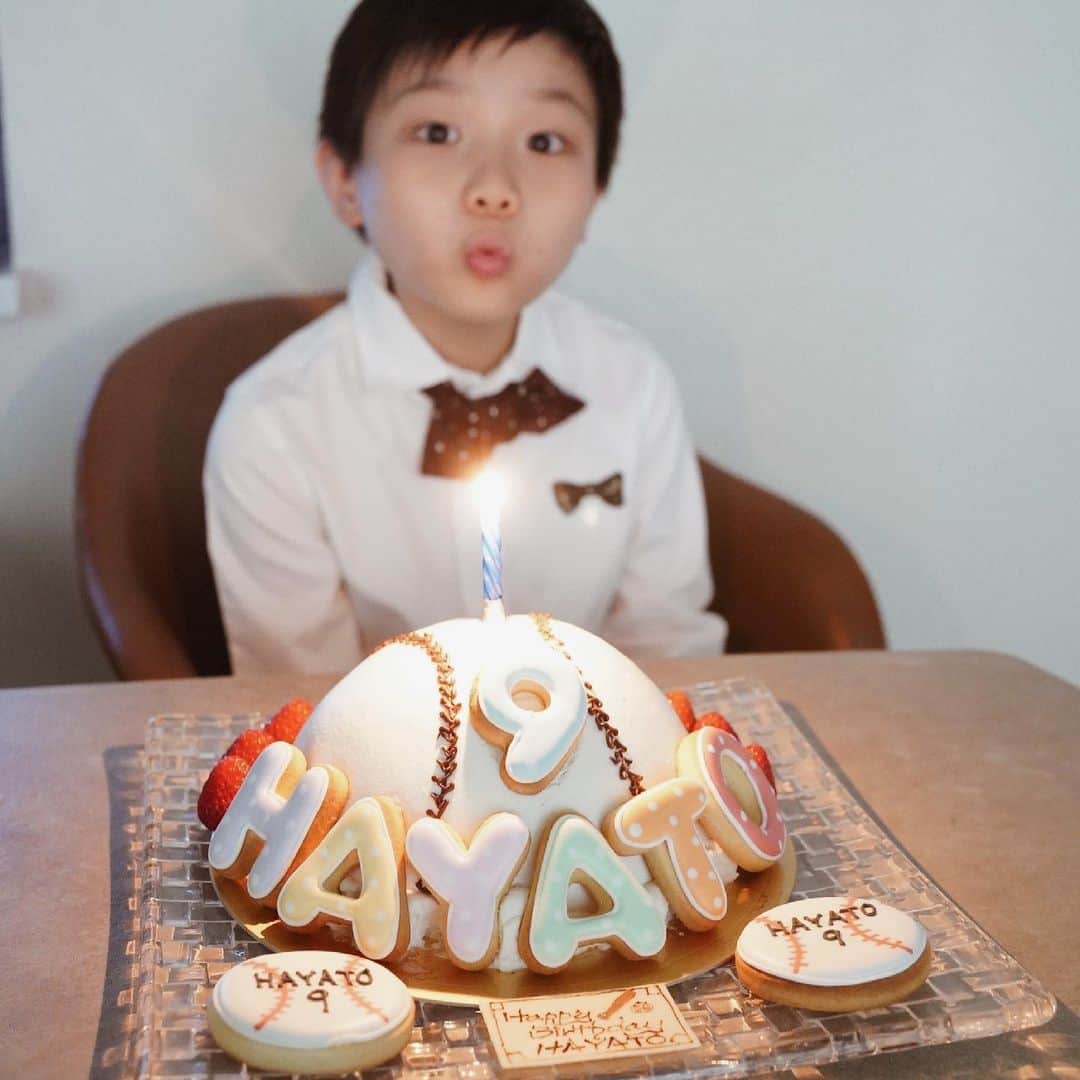 喜田彩子さんのインスタグラム写真 - (喜田彩子Instagram)「﻿ ﻿ 愛する息子の9歳のお誕生日会🎂🎉﻿ 土日で旅行を予約していましたが、﻿ 今年もキャンセルしお家になりました🏡﻿ ﻿ 思いっきり私が甘やかし、見事に甘えん坊に育っております。﻿ 我が家の永遠の赤ちゃん👶🏼 ﾊﾞﾌﾞｩ。﻿ ﻿ 小学三年生。﻿ とってもとっても大変で、全く言うことを聞いてくれません。﻿ 年中反抗期。﻿ ﻿ めちゃくちゃプンプンしているのに、﻿ お風呂になると『怖い〜😫』﻿ 寝る時は『ママ！ほら、早く寝るよ！😤』﻿ と、誘ってくる可愛い宇宙人👽💕﻿ ﻿ ﻿ 自分の気持ちをコントロール出来るように、﻿ 少しづつパパと練習中です。﻿ ﻿ ﻿ お友達に会えることが楽しみで楽しみでしかたなくて、﻿ 1分でも早くお家を出ようとし、笑顔でご機嫌で学校から帰ってきて、﻿ また楽しそうに習い事に行く毎日。﻿ #おうち内だけ反抗期﻿ ﻿ 健康で毎日元気に通ってくれているだけでありがとう♥️♥️﻿ まだまだ出来ないことも多いけど、出来ることの中でおもいっきり一緒に楽しもう𓂃❁﻿ ﻿ ﻿ ﻿ #お誕生日プレゼントはIKEAのサメ﻿ #まさかのぬいぐるみ﻿ #可愛い奴め﻿ #名前はシャーくん #触るとめちゃくちゃオコ﻿ 寝る時はシングルサイズに#息子と私とシャーくん﻿ #直立不動﻿ #朝私が隣にいなかったらめちゃくちゃオコ﻿ #お誕生日 #birthday ﻿ #息子 #9歳 #はやトン ←めちゃくちゃ久しぶりにつけてみた」5月16日 20時54分 - ayacokida