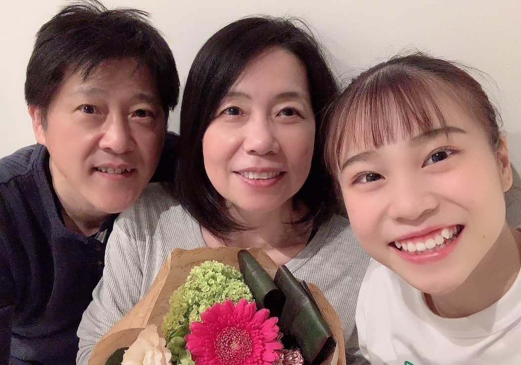 杉原愛子さんのインスタグラム写真 - (杉原愛子Instagram)「NHK杯応援ありがとうございました🥺🙇‍♂️😭  私1人じゃここまで来れなくて、家族、監督、コーチ、トレーナー、部員の皆様、スポンサーさん、沢山の人にサポート頂きながら皆様で勝ち取れたオリンピック代表枠です🇯🇵✨ 本当にありがとうございました😊🙇‍♂️😭 残り2ヶ月さらに強くなれるよう頑張りますのでよろしくお願い致します😊💪  どの試合でも絶対に応援に来てくれるパパとママに感謝です🙌 ありがとう😊💓  #NHK杯#体操#東京オリンピック#感謝#演技で恩返し#ありがとうございました」5月16日 20時58分 - aiko_sugihara