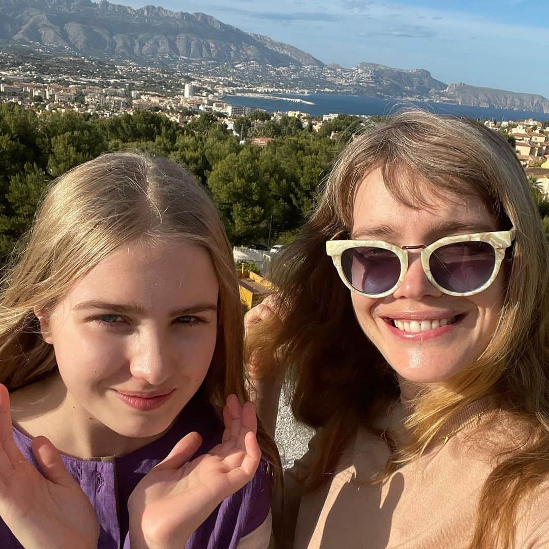 ナタリア・ヴォディアノヴァさんのインスタグラム写真 - (ナタリア・ヴォディアノヴァInstagram)「Hello, holiday 👏🏼🙏🥰 few days away with @neva_portman at my favorite place to rest and revive @shawellness so excited for what to come! 🧖🏼‍♀️💕🧖🏼‍♀️ В июле 2019 года я открыла для себя @shawellness . И вот, спустя почти два года и одну пандемию я, наконец, смогла вернуться сюда. На этот раз с @neva_portman 🌱SHA — один из немногих отелей для детокса, куда можно приезжать с детьми. Для Невы здесь подготовили специальную программу, которая включает в себя релакс-массажи и SPA-процедуры. У меня же будет больше терапевтических процедур, направленных на глубокое очищение организма. У нас обеих запланировано по сеансу Ватсу — это такой «массаж» (но не совсем) в воде, направленный на вытяжение мышц и работу с суставами 🍃 эта процедура глубоко расслабляет! Еще попробую SHA Psammo Therapy — это метод снятия мышечной боли и детоксикации организма, который пришел к нам из Древнего Египта. Он включает в себя массаж кварцем и звукотерапию и много ещё чего ☺️👏🏼😅   Вообще, в SHA оздоровлению как души, так и тела, способствуют не только процедуры, но и все вокруг. Отель находится в окружении природного парка Сьерра-Элада, в 15 минутах ходьбы от моря. Здесь потрясающий воздух и мягкий климат, признанный ВОЗ одним из лучших для здоровья. Так что мы с Невой планируем много гулять и наслаждаться красотой вокруг, а ещё здесь безумно вкусно и это очень важно для нас!!! 😝🥳🥳 я в полном предвкушении🥑🥦🌞🧖🏼‍♀️🧖🏼‍♀️❤️🙏🥰 #myshaexperience #shawelness」5月16日 20時58分 - natasupernova