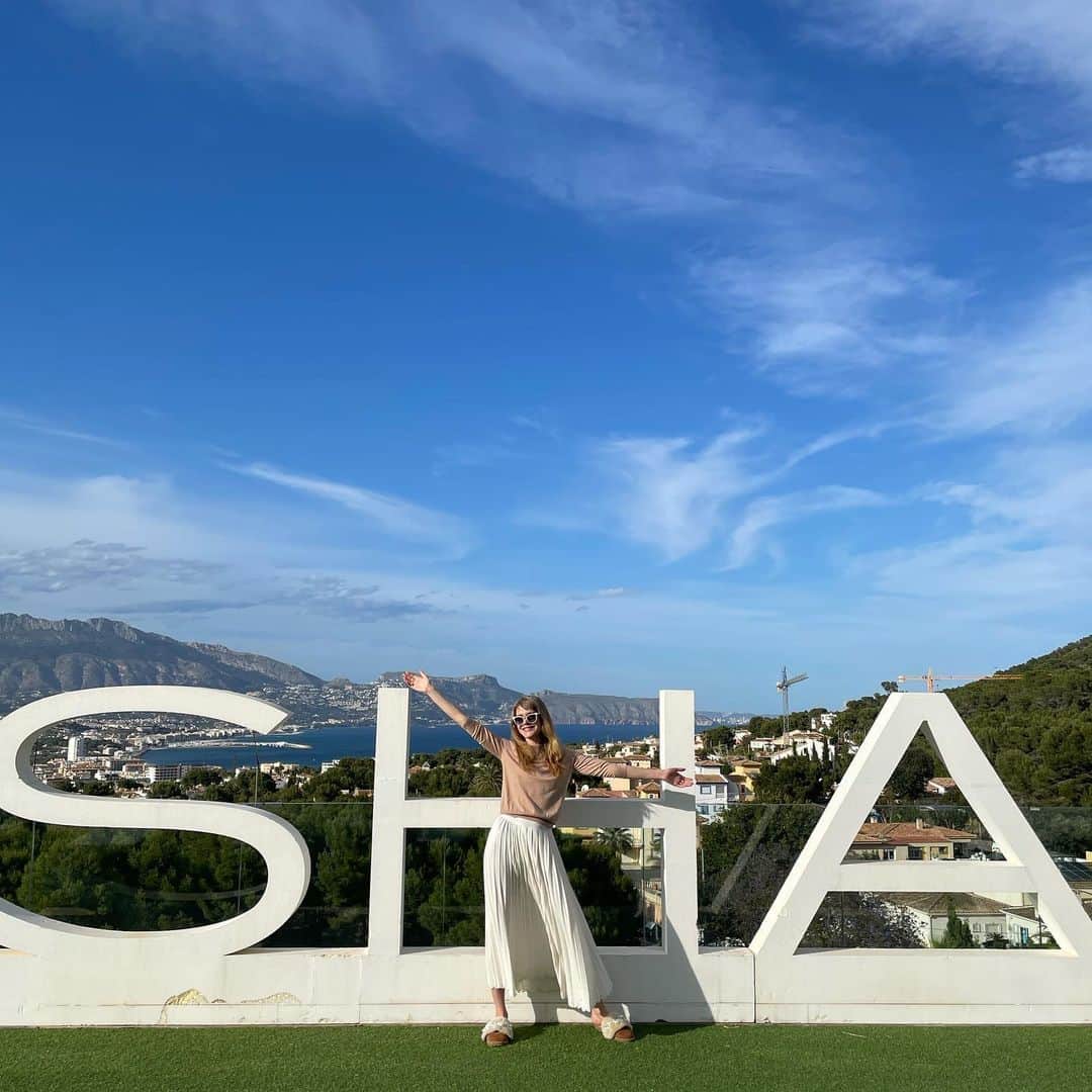 ナタリア・ヴォディアノヴァのインスタグラム：「Hello, holiday 👏🏼🙏🥰 few days away with @neva_portman at my favorite place to rest and revive @shawellness so excited for what to come! 🧖🏼‍♀️💕🧖🏼‍♀️ В июле 2019 года я открыла для себя @shawellness . И вот, спустя почти два года и одну пандемию я, наконец, смогла вернуться сюда. На этот раз с @neva_portman 🌱SHA — один из немногих отелей для детокса, куда можно приезжать с детьми. Для Невы здесь подготовили специальную программу, которая включает в себя релакс-массажи и SPA-процедуры. У меня же будет больше терапевтических процедур, направленных на глубокое очищение организма. У нас обеих запланировано по сеансу Ватсу — это такой «массаж» (но не совсем) в воде, направленный на вытяжение мышц и работу с суставами 🍃 эта процедура глубоко расслабляет! Еще попробую SHA Psammo Therapy — это метод снятия мышечной боли и детоксикации организма, который пришел к нам из Древнего Египта. Он включает в себя массаж кварцем и звукотерапию и много ещё чего ☺️👏🏼😅   Вообще, в SHA оздоровлению как души, так и тела, способствуют не только процедуры, но и все вокруг. Отель находится в окружении природного парка Сьерра-Элада, в 15 минутах ходьбы от моря. Здесь потрясающий воздух и мягкий климат, признанный ВОЗ одним из лучших для здоровья. Так что мы с Невой планируем много гулять и наслаждаться красотой вокруг, а ещё здесь безумно вкусно и это очень важно для нас!!! 😝🥳🥳 я в полном предвкушении🥑🥦🌞🧖🏼‍♀️🧖🏼‍♀️❤️🙏🥰 #myshaexperience #shawelness」