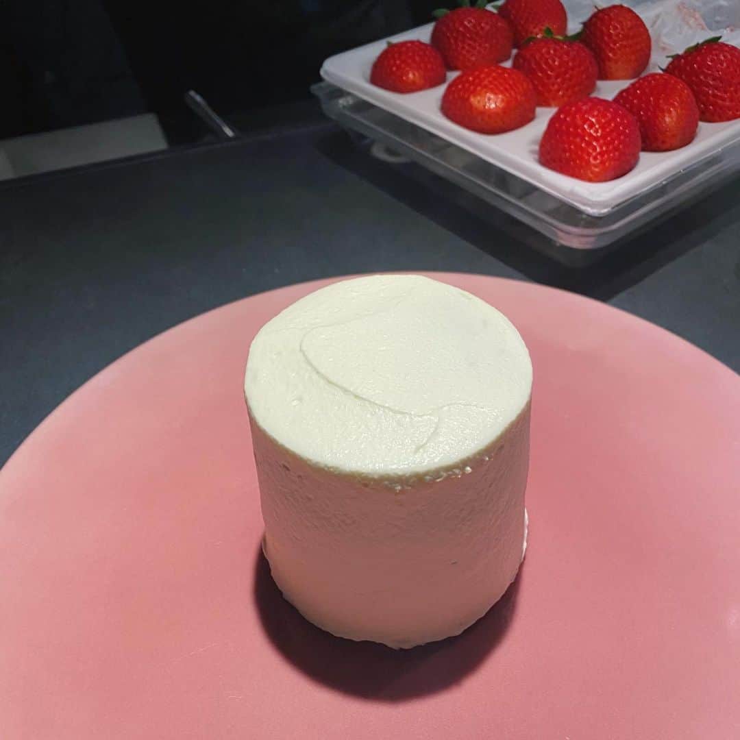 のインスタグラム：「. 落ち着いた店内で 美味しいスイーツと カウンターでの楽しいお話で とっておきの時間☺️  甘さが絶妙でメニュー全てのスイーツを ぺろりと食べれてしまい魔法のようでした、、、 美味しすぎたので罪悪感ゼロ笑 すっかりまよさんのファンです♡  パフェを早く食べたすぎてせっかくの横面図を 撮れてなかったのが後悔…😢  ・できたてしょーとけーき ・焼きたてフィナンシェ ・なめらかプリン ・いちごのクレームダンジュ ・マンゴーパフェ  #六本木スイーツ #できたてしょーとけーき #六本木パフェ」