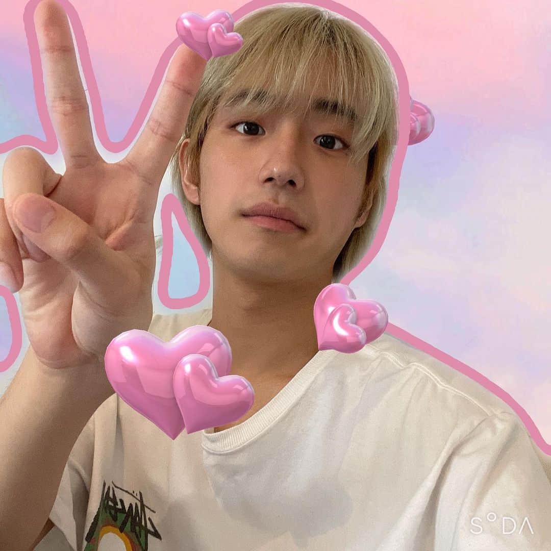 てっちゃんのインスタグラム：「SODA初めて使ったけど盛れました💕💕 あと画質もめっちゃ良いし美白効果もすごい💕💕  1〜2枚目はスタジオにあるloveheartとfilmです。 3枚目のフィルターはmoodのlampです。  #盛り方は自分次第 #soda」