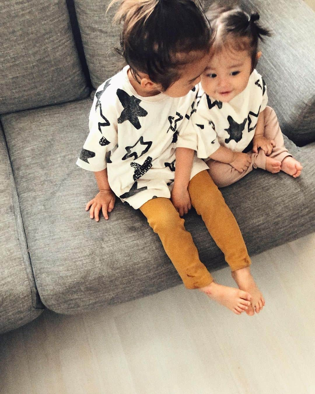 EMILY/BLUEさんのインスタグラム写真 - (EMILY/BLUEInstagram)「初めてのペアルック☆★ おやすみなさーい💫💫💫 #ペアルック #zarakids #2歳 #10ヶ月 #zarababy  #コーディネート #ファッション #カジュアルコーデ #男の子ママ #女の子ママ #子供のいる暮らし #おうち時間 #キッズコーデ #赤ちゃんのいる生活 #uniqloginza #ユニクロキッズ #hmbaby」5月16日 21時27分 - emilybluejewelry0220