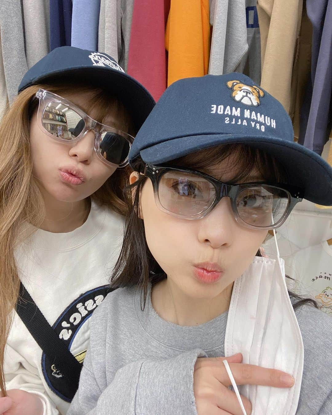 重盛さと美さんのインスタグラム写真 - (重盛さと美Instagram)「💛💙💤💤💤  👓 @jins_japan × @nigo  🦛🦛🦛 @k_i_h_o_   昔からカゴに入るのスキ👶🏻✌️（笑）」5月16日 21時45分 - satomi_shigemori