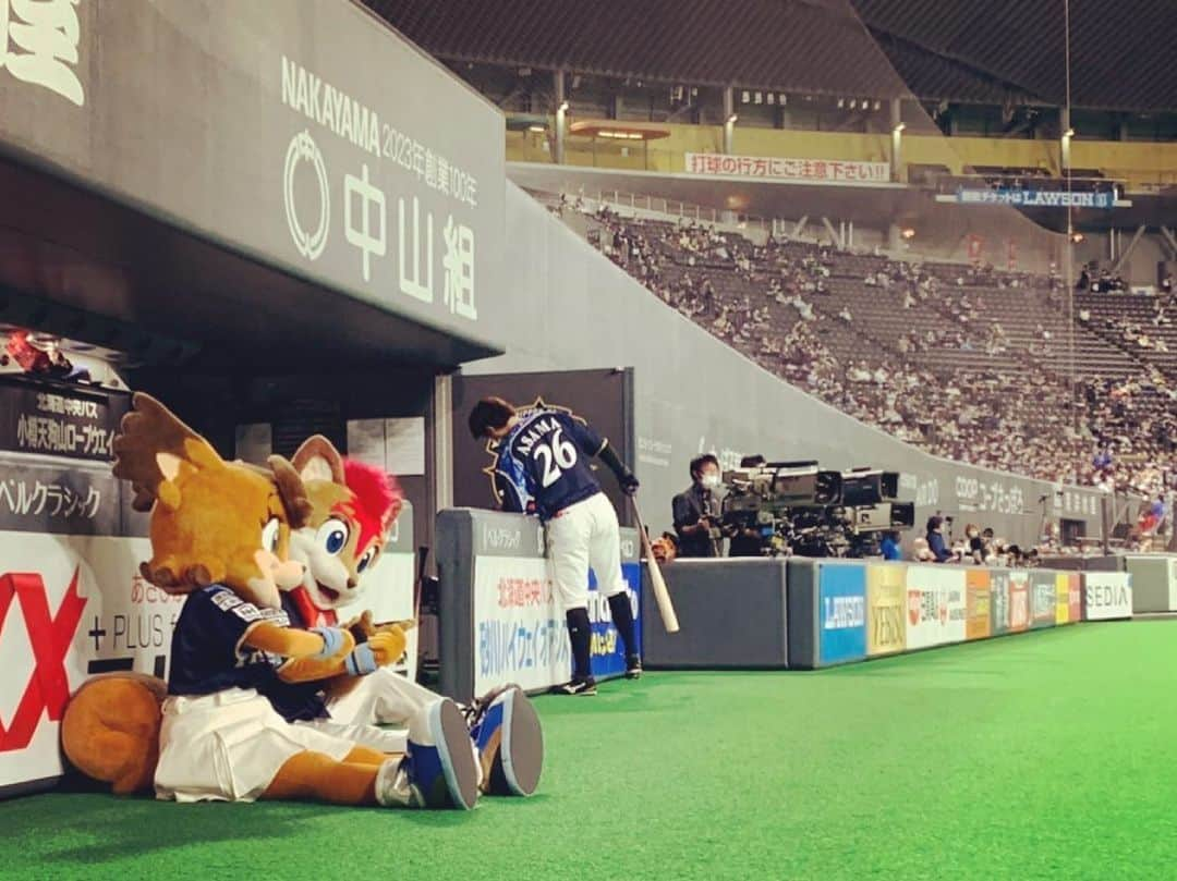 北海道日本ハムファイターズ フレップさんのインスタグラム写真 - (北海道日本ハムファイターズ フレップInstagram)「. 2021年のWE LOVE HOKKAIDO最終戦は、ギリギリを凌ぎきって、ギリギリまで追い込んだけど、あと一歩のところで引き分けだったよ💦  選手たちの全力の頑張りを見ていたら「もう勝ちにしてくれても…😢」なんて思っちゃうけど、そんなわけにはいかないよね💦💦 紙一重の戦いこそが勝負の世界の厳しさだし、素晴らしさなんだよね😣✨  それでも、頼もしい仲間たちが続々戻ってきたファイターズ、これからの快進撃に期待だよっ😆👍 …ファームに行ってしまった選手たちも、更にパワーアップして、また札幌ドームで大活躍してくれるって信じてるからね💪🌟  #北海道シリーズ2021 #welovehokkaido #最終戦 #心はいつでも #北海道ラブ❤️ #淺間大基 #おかえりなさい！ #北海道日本ハムファイターズ #lovefighters #01karat #100baseball #ファイターズはとまらない #フレップ #ポリーポラリス」5月16日 21時53分 - frep_the_fox