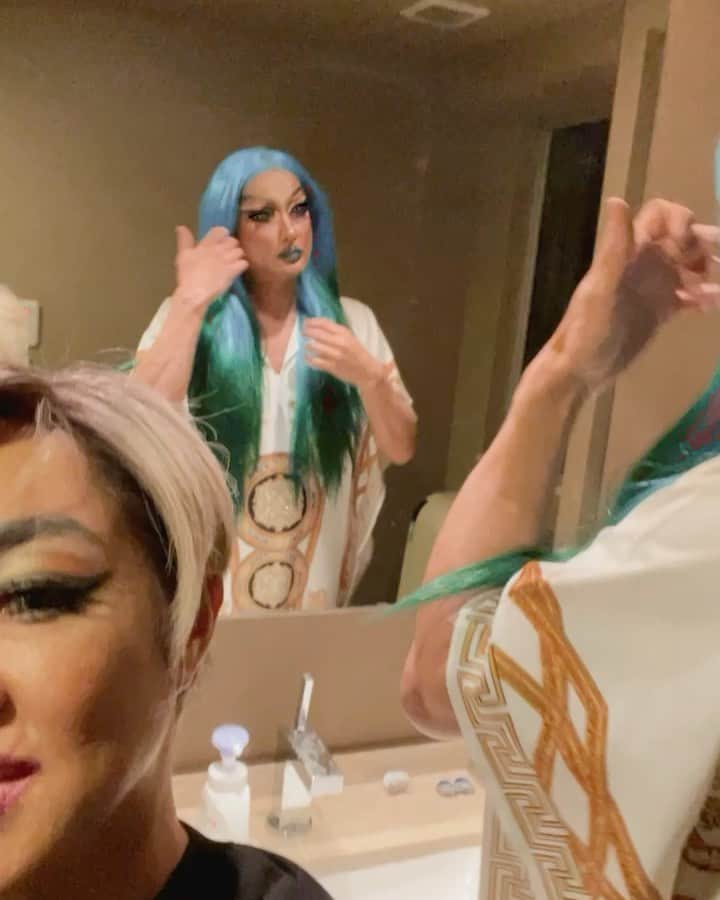 ルナのインスタグラム：「お久しぶりぶりでございます♪お騒がせD3動画が到着🚨. 今回はSTAYHOMEにピッタリなダンシングジェスチャーゲームに挑戦！. クセがすごいダンスだけで何の曲を表現しているのか当てられるか！？. 皆様も是非やってみてねー🙌🏻🙌🏻🙌🏻. それではご覧くださいまーせ🍒. #ダンシングジェスチャーゲーム  #stayhome #お家で過ごそう  #ドラァグクイーン」
