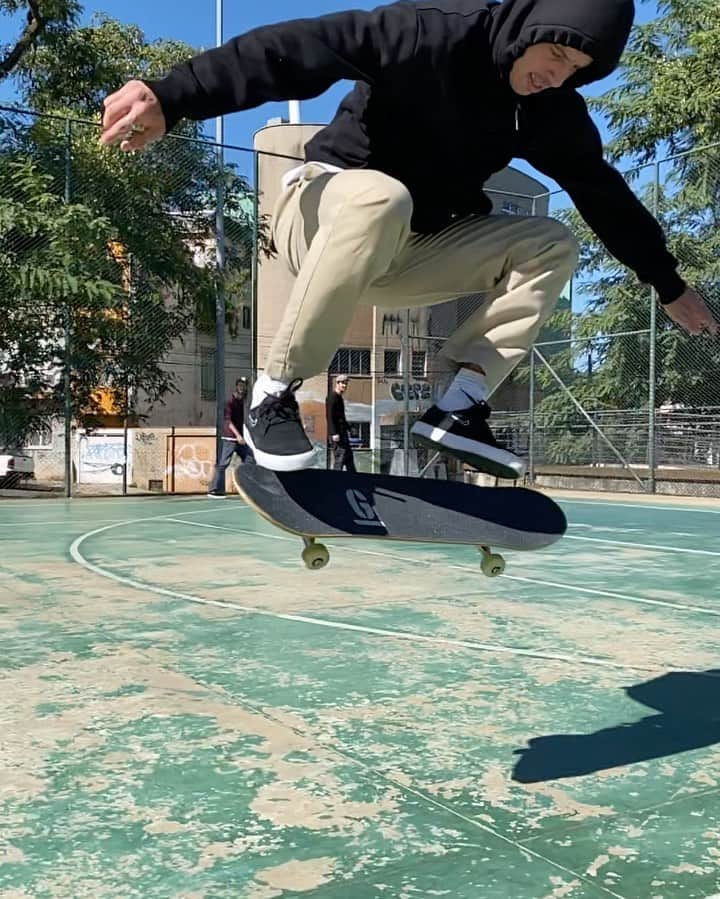 ルアン・オリベイラのインスタグラム：「Sw Flip 🤢🤮」