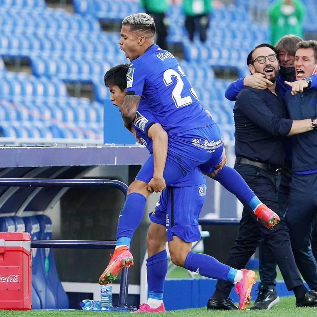 久保建英さんのインスタグラム写真 - (久保建英Instagram)「Muy contento por los 3 puntos en casa, por mi gol y sobretodo por la permanencia 💙💙💙💙💙 Muchas gracias a toda la afición!!! El GETA ES DE PRIMERA 🔵💙💪 #Getafe#takefusakubo#kubo #laliga #久保建英」5月17日 7時18分 - takefusa.kubo