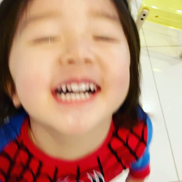 AIのインスタグラム：「My lil Spider-Man hype from early morning...lol🥱🤩❤️ 今日も元気にいってらっしゃーーーい！！！！平和は寝てるw起こしてきやんすっw 皆さんも最高の1日になりますように✌️✌️❤️💪☀️ Love u guys!!!!!」