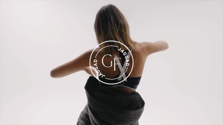 ジョージア・フォウラーのインスタグラム：「GEORGIA FOWLER X JAGGAD is HERE. PRE-SALE NOW. LAUNCHING THURSDAY. 🤍🖤 I’ve had so much fun designing a range with @teamjaggad that I’ll be living in- suitable for high performance activities, the streets, couch and everything in between. I’m so excited for you all to see what we’ve been working on.」