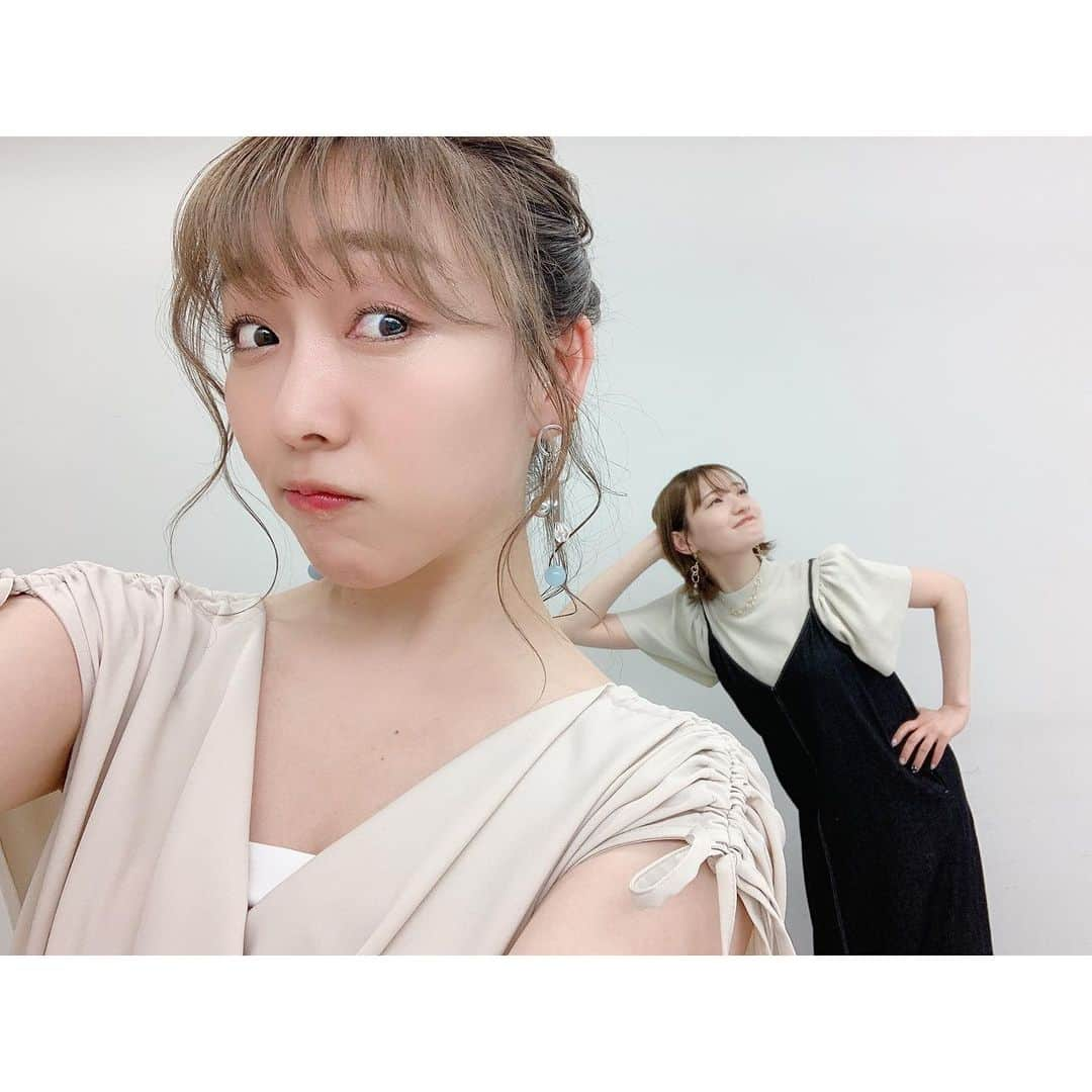 須田亜香里さんのインスタグラム写真 - (須田亜香里Instagram)「5月16日(日) ‪ABEMA‬&テレビ朝日 【#熱闘mリーグ 】24:55〜 今夜もよろしくお願いします🀄️  写真は先週の！ 中田花奈ちゃんと最近定番で撮ってる遠近法写真📷 かなちゃんのインスタに別カット載ってるよ💓 #mリーグ #麻雀　 #あかなりん #遠近法 #麻雀カフェchun #おめでとう #めっちゃオシャレ #絶対行く #須田亜香里衣装 #ベージュワンピース」5月17日 0時31分 - akarisuda