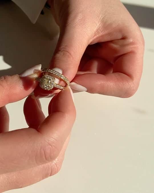 ジュリーサンドラゥのインスタグラム：「What's not to love about these embellished rings with brilliant-cut Top Wesselton diamonds? ✨」