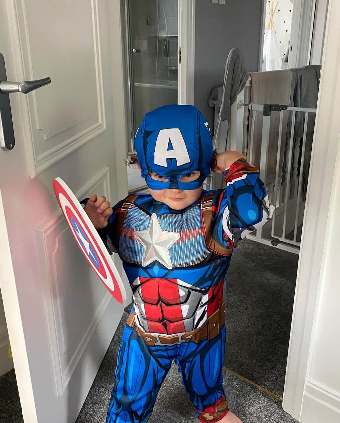 キャメロン・ボースウィック＝ジャクソンのインスタグラム：「3 years old already! happy birthday my little superhero 🦸‍♂️❤️」