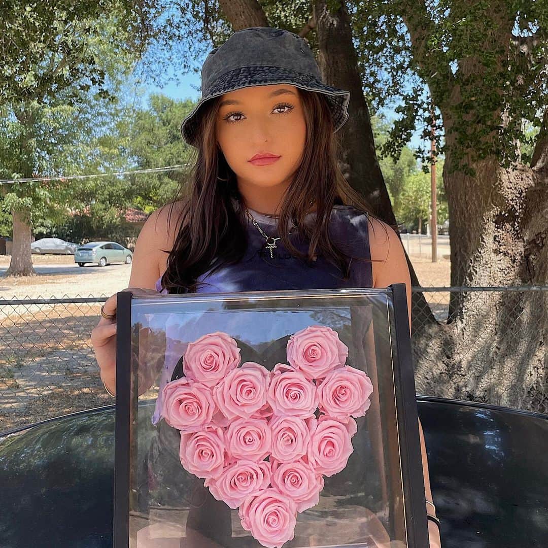 テイラー・グラブスのインスタグラム：「i’m obsessed with flowers🥺   @vendelaroseflorist_ Orange County , Ca & Los Angeles Delivery & Nationwide shipping available for the Preserved Roses arrangement , lasts 1-:3 years」